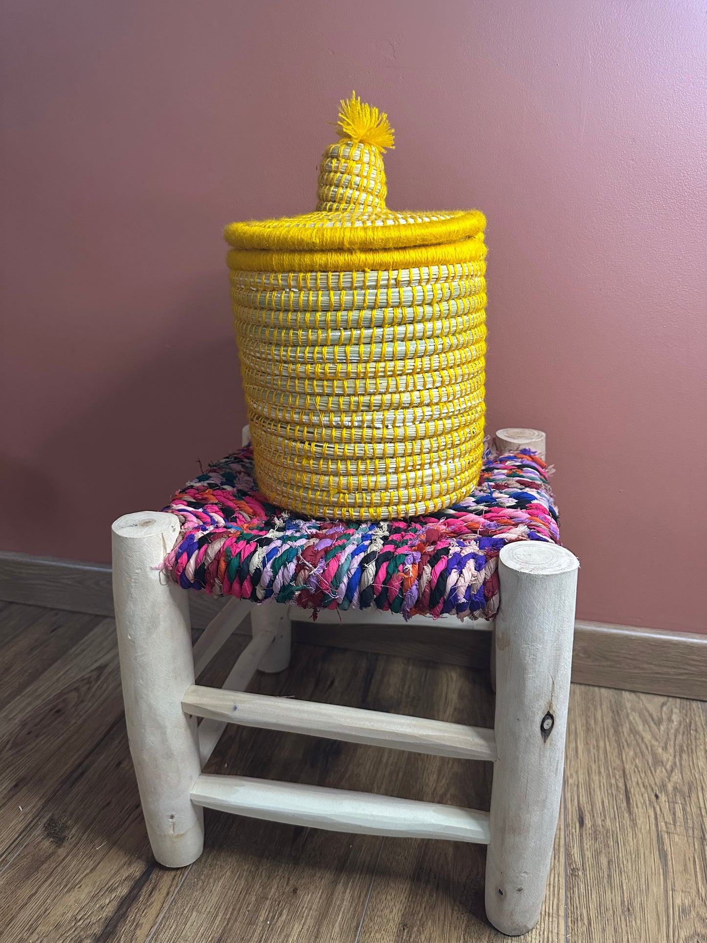 Petit Panier Berbère Coloré – Jonc et Laine Artisanale – Fait Main à Marrakech