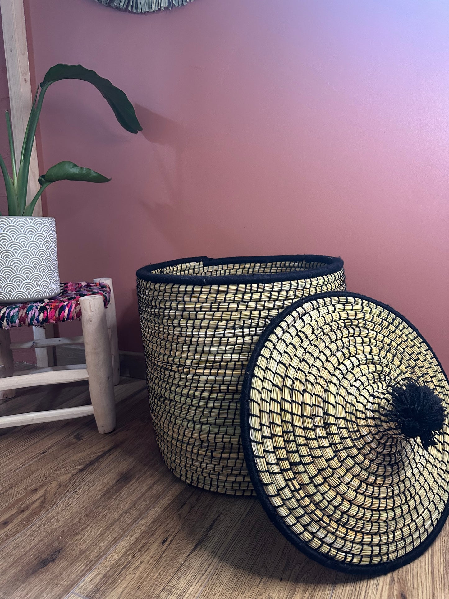 Panier Berbère Noir & Naturel – Taille Moyenne – Jonc et Laine Artisanale