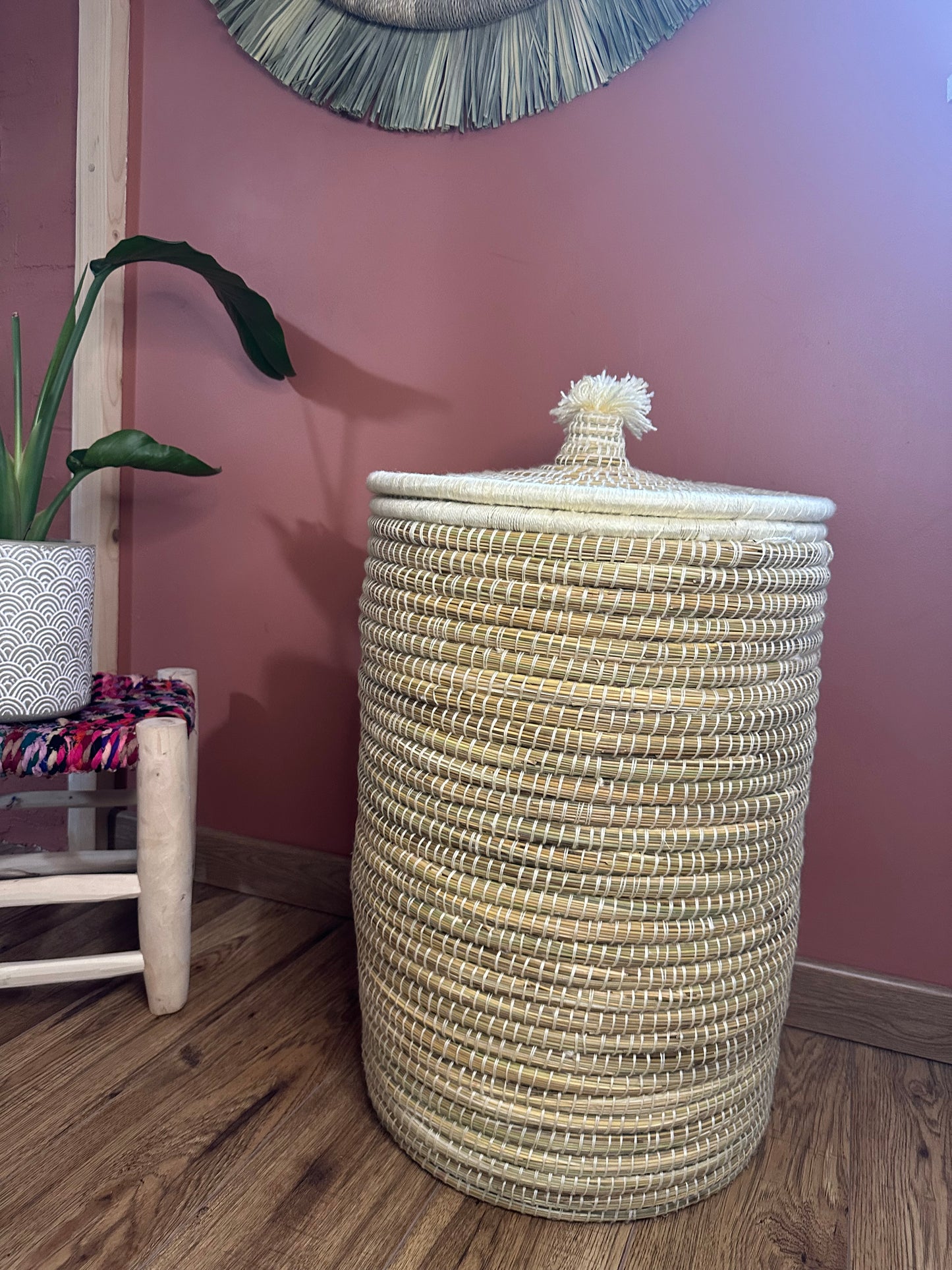 Panier Berbère Naturel avec Couvercle tressage Clair en Jonc et Laine Description