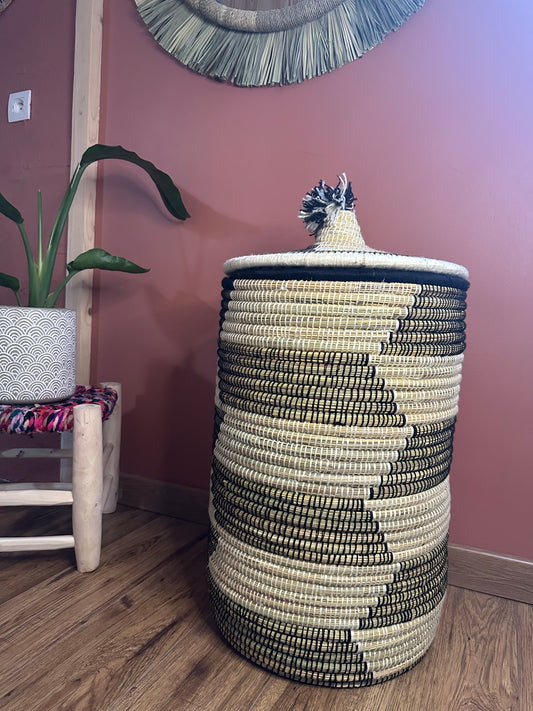 Panier de rangement artisanal noir blanc et naturel en jonc de mer tressé à la main