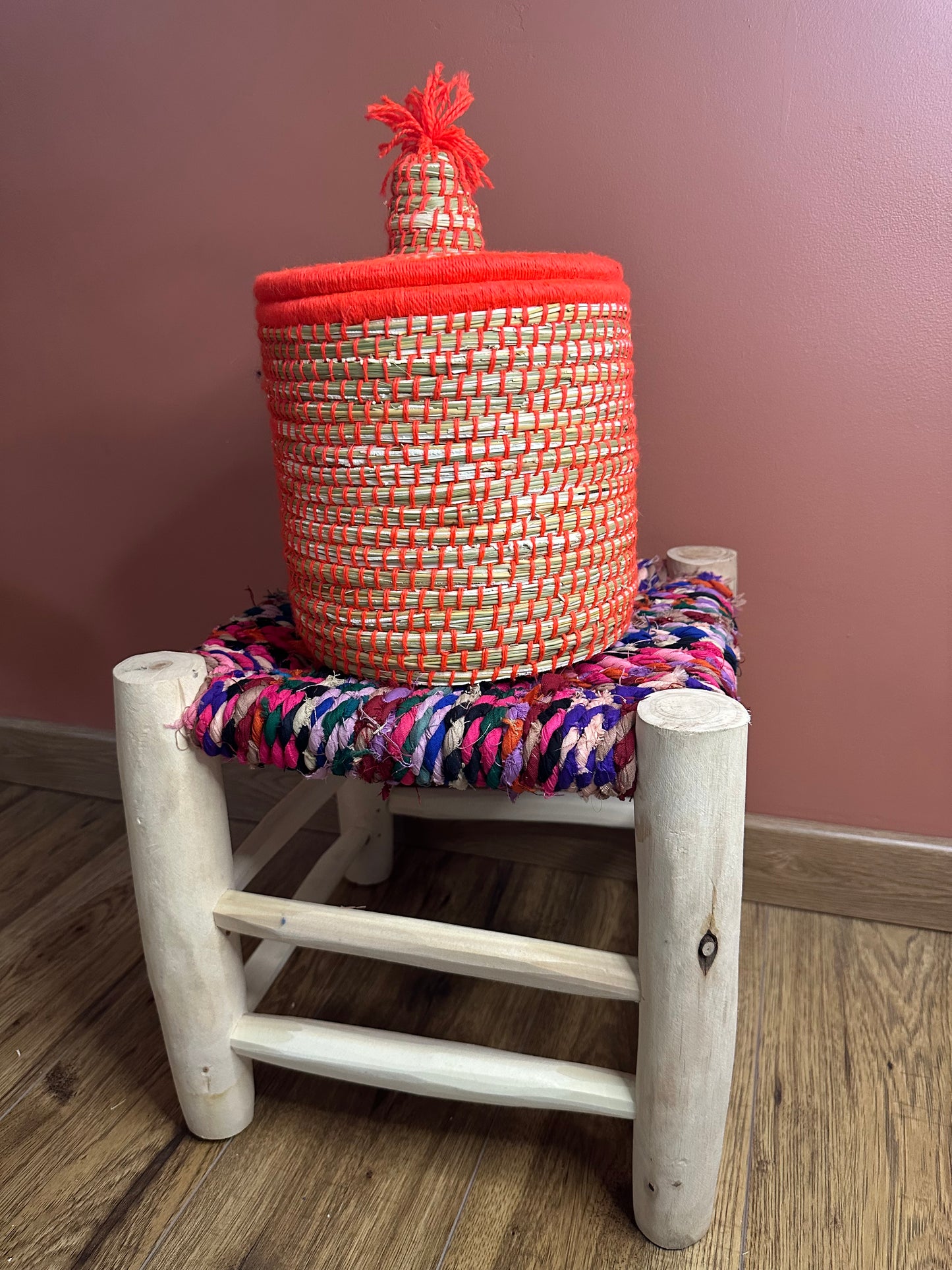 Petit Panier Berbère Coloré – Jonc et Laine Artisanale – Fait Main à Marrakech