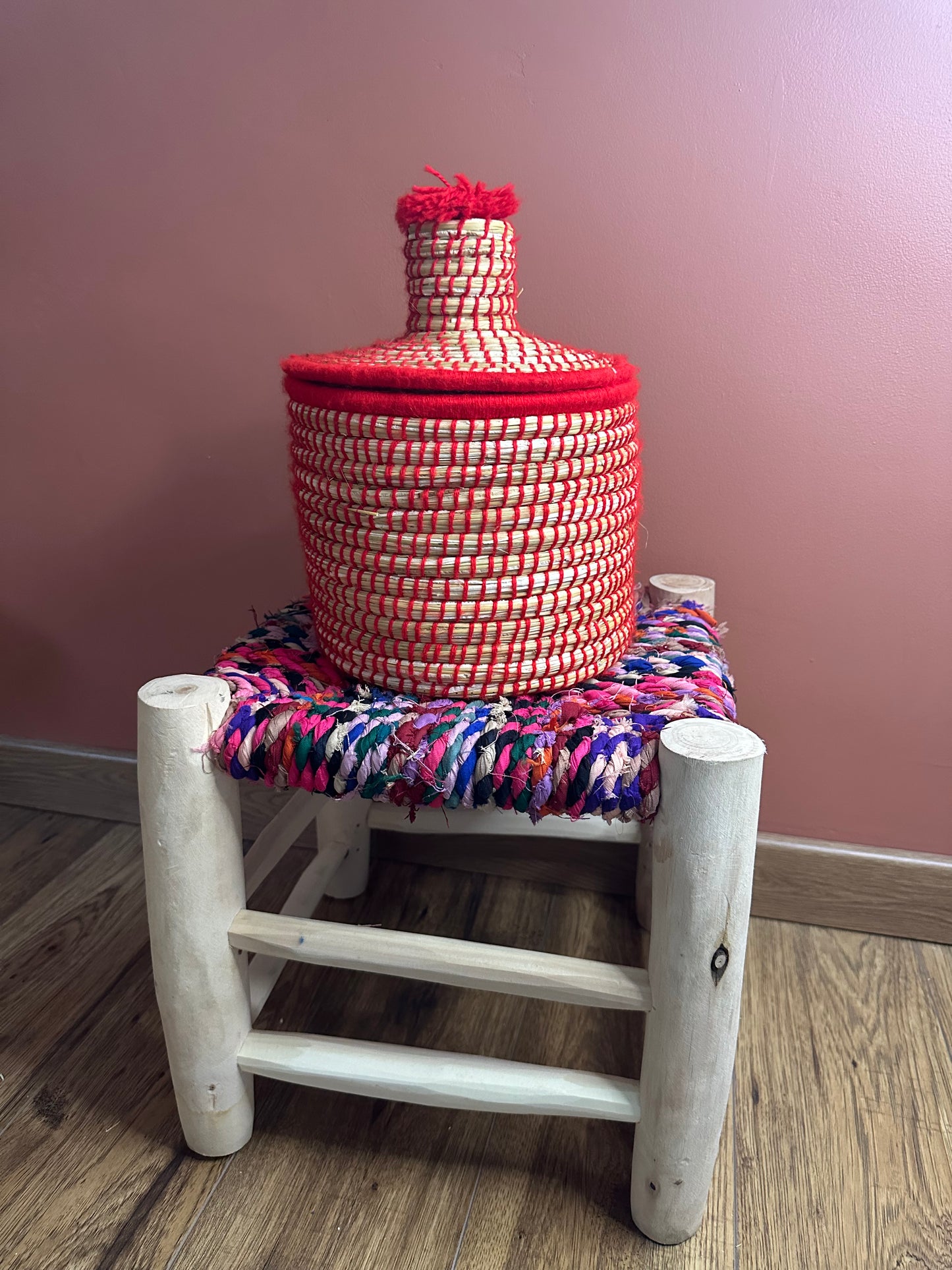 Petit Panier Berbère Coloré – Jonc et Laine Artisanale – Fait Main à Marrakech