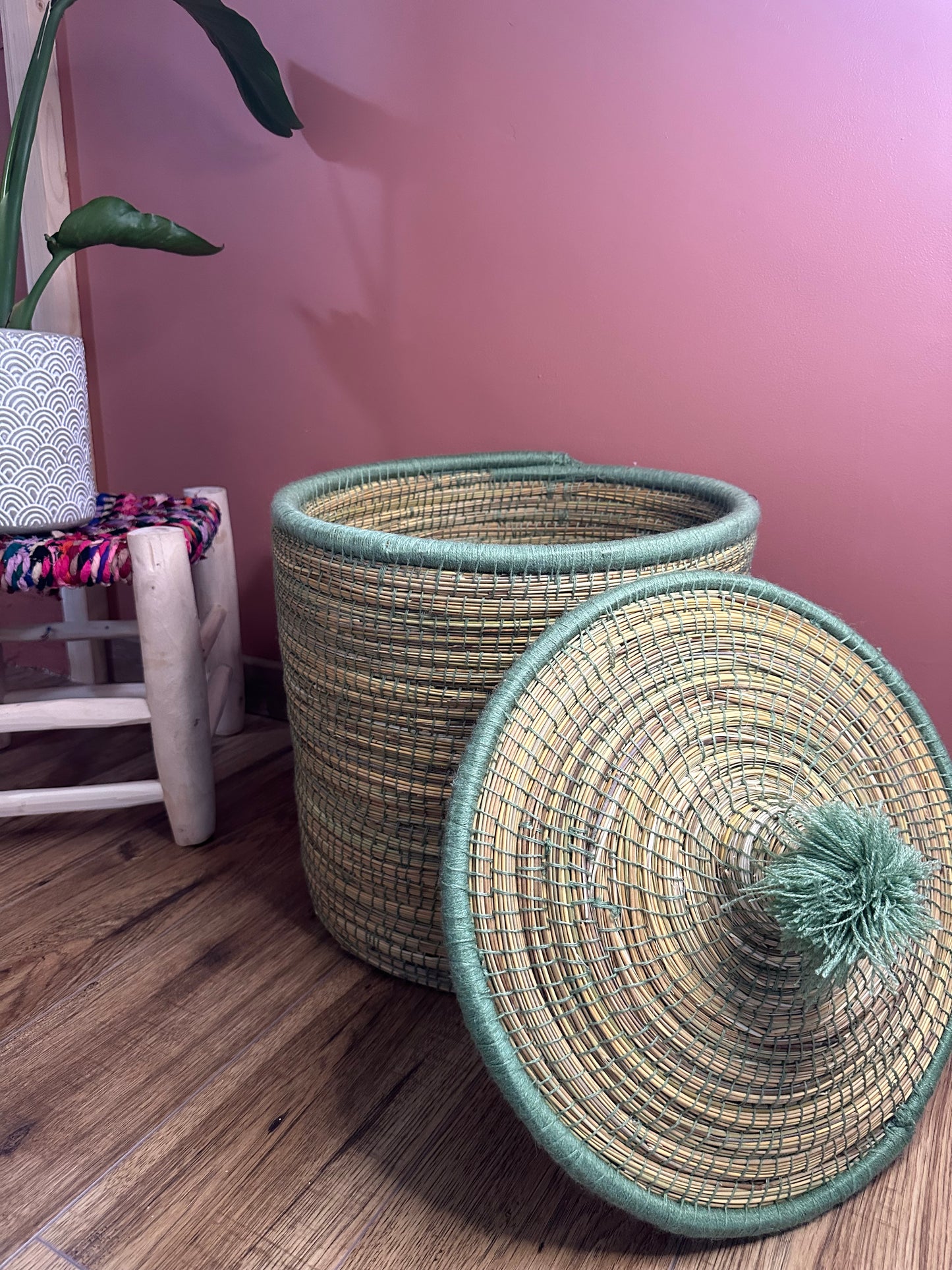 Panier Berbère Vert Sauge – Taille Moyenne – Jonc Naturel et Laine