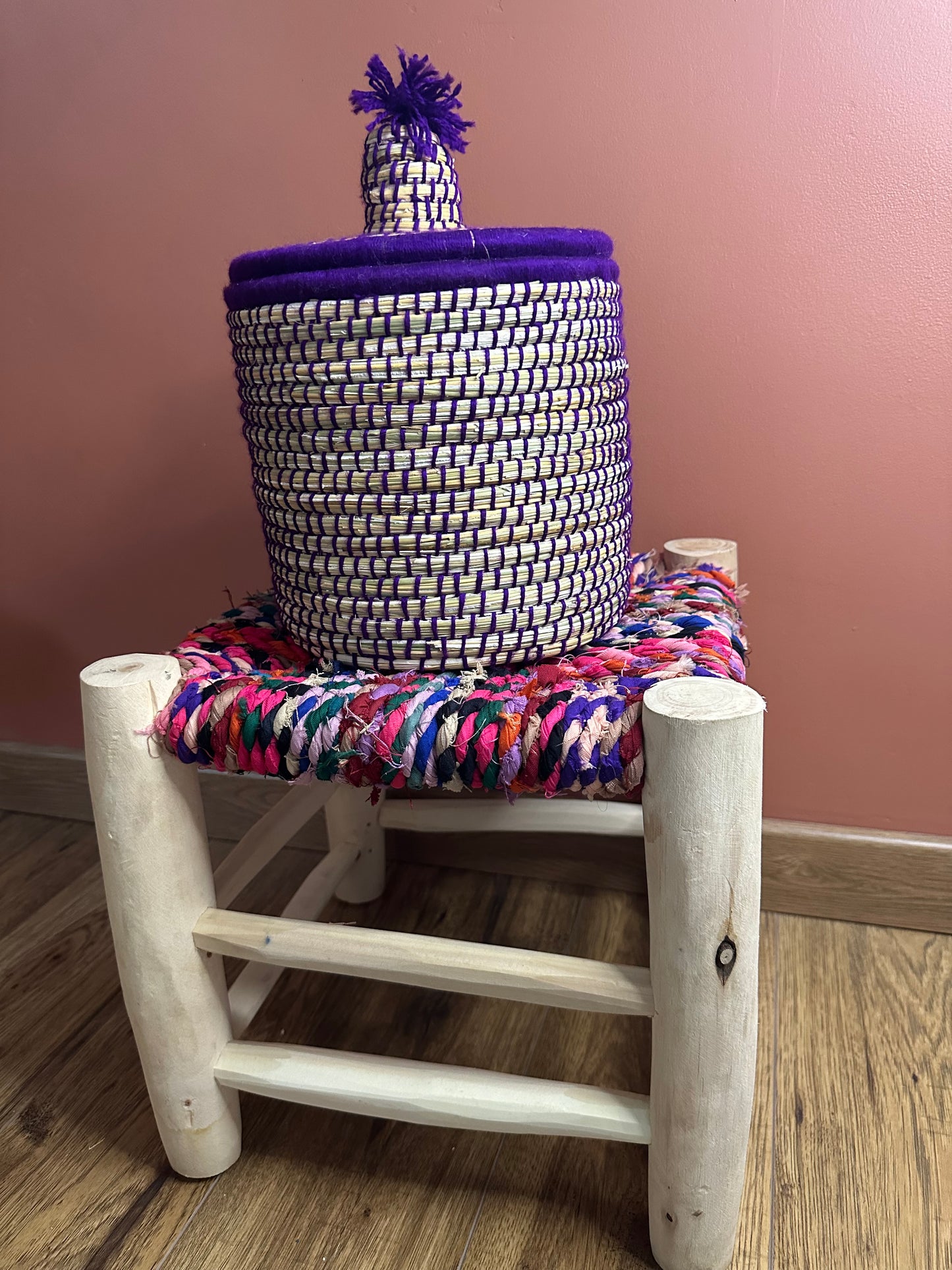 Petit Panier Berbère Coloré – Jonc et Laine Artisanale – Fait Main à Marrakech