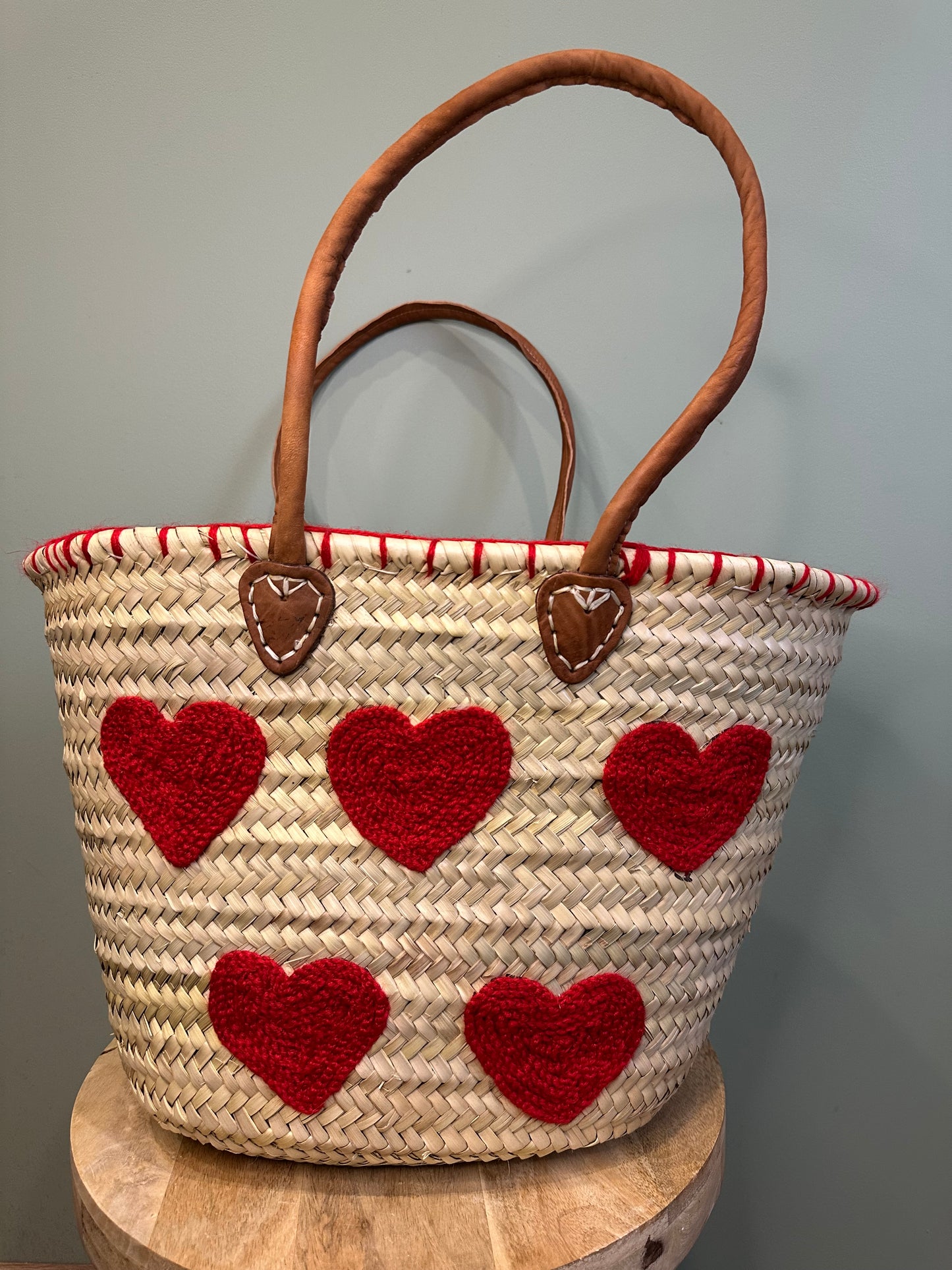 Panier en Feuilles de Palmier “Coeur” – Fait Main à Marrakech – Anses en Cuir