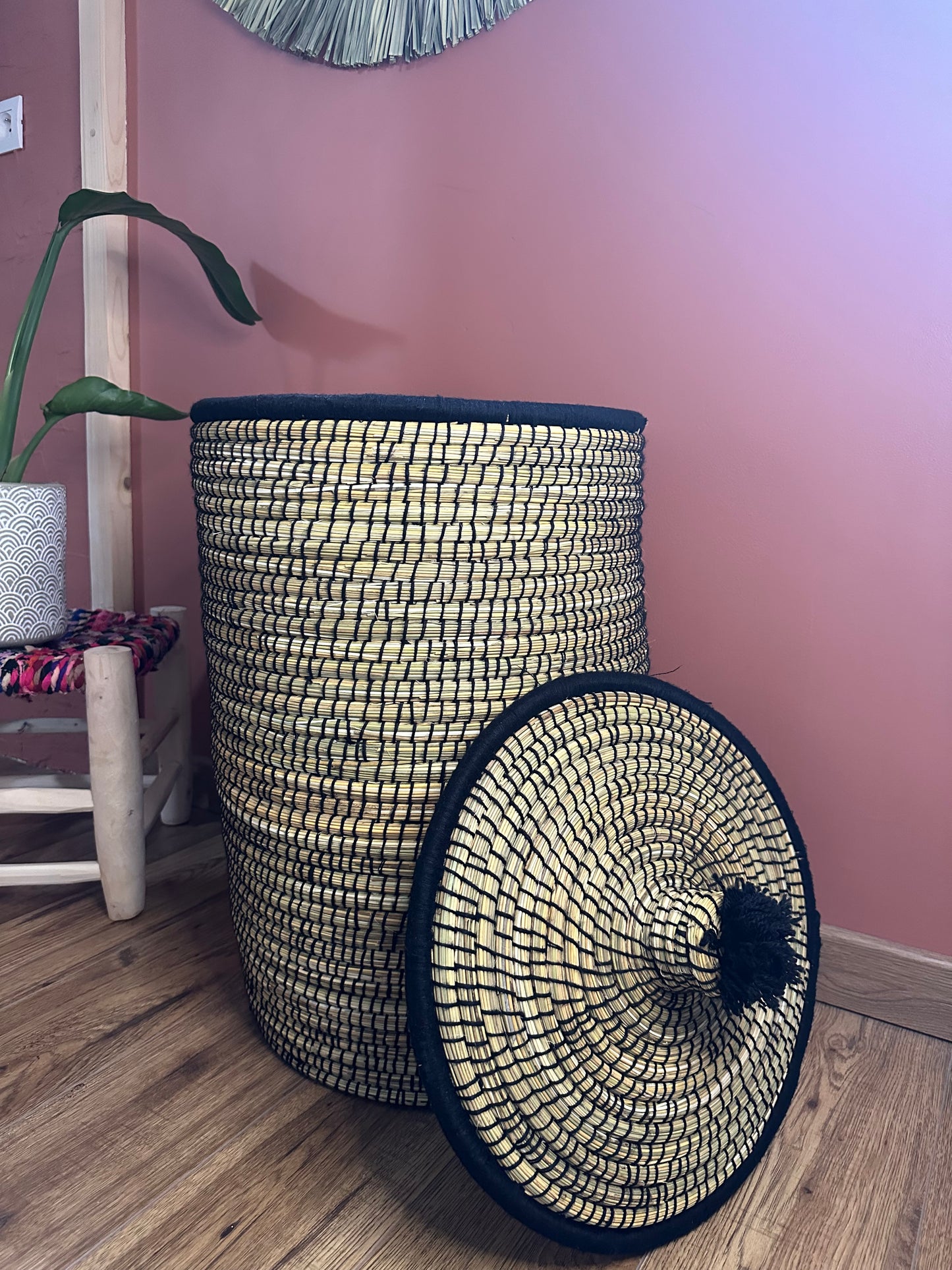 Panier berbère noir naturel fait main à Marrakech en jonc de mer et laine naturelle