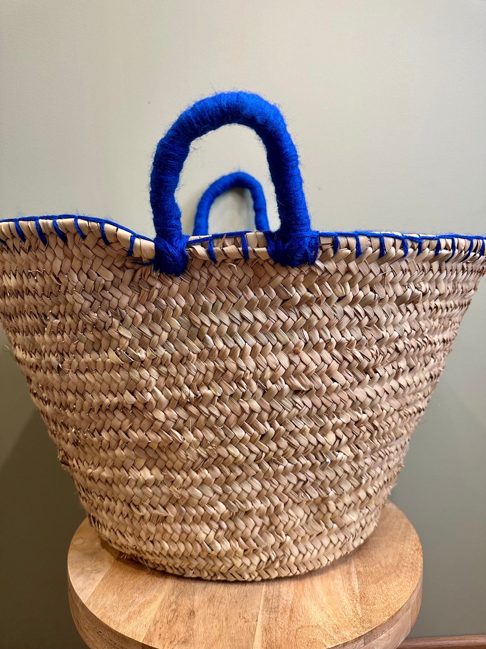Panier marocain en feuilles de palmier tressées à la main