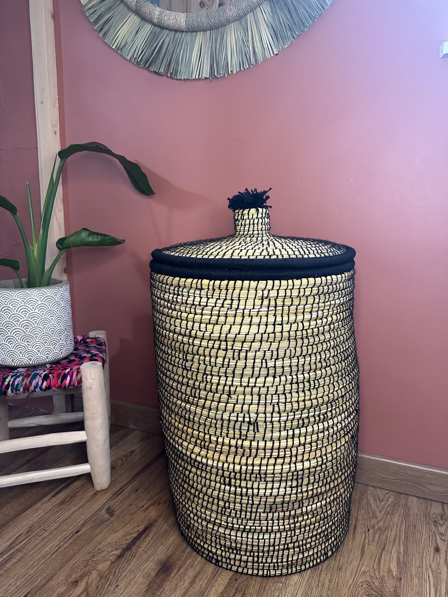 Panier berbère noir naturel fait main à Marrakech en jonc de mer et laine naturelle