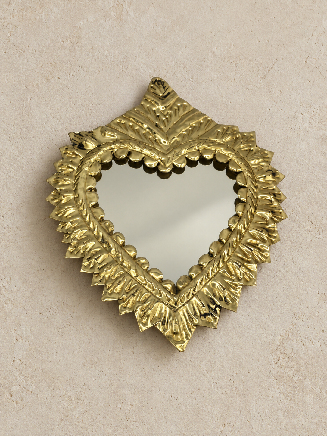 Petit miroir ex-voto cœur en cuivre martelé – décoration murale artisanale 11,5 × 9,5 cm
