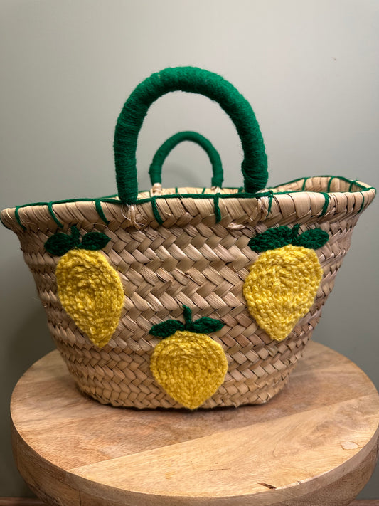 Petit panier artisanal en feuilles de palmier – Broderies citrons crochet – Cadeau déco fait main