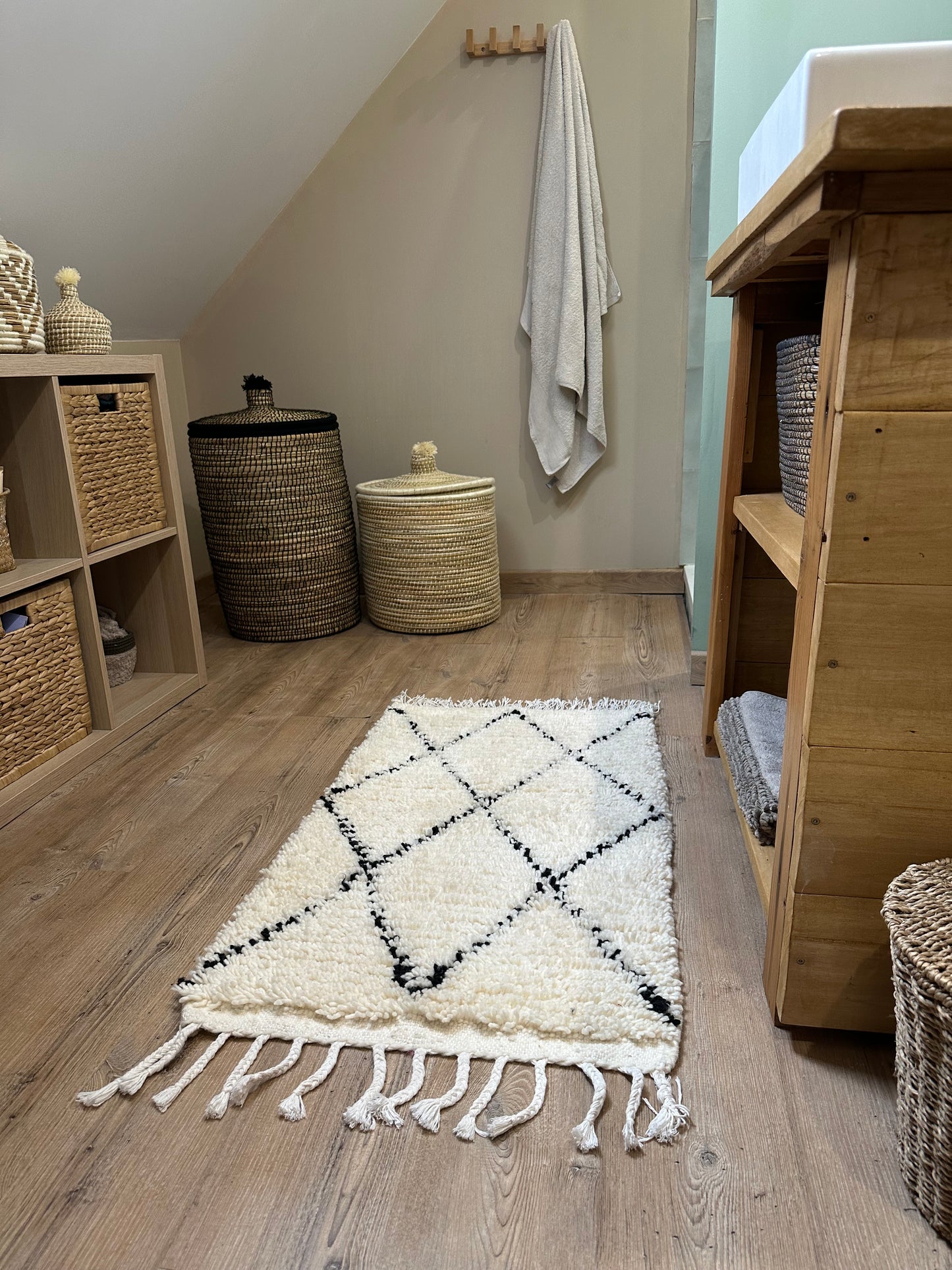 Tapis Beni Ourain Berbère en Laine Naturelle – Motif Losanges Noirs (108 x 59 cm)