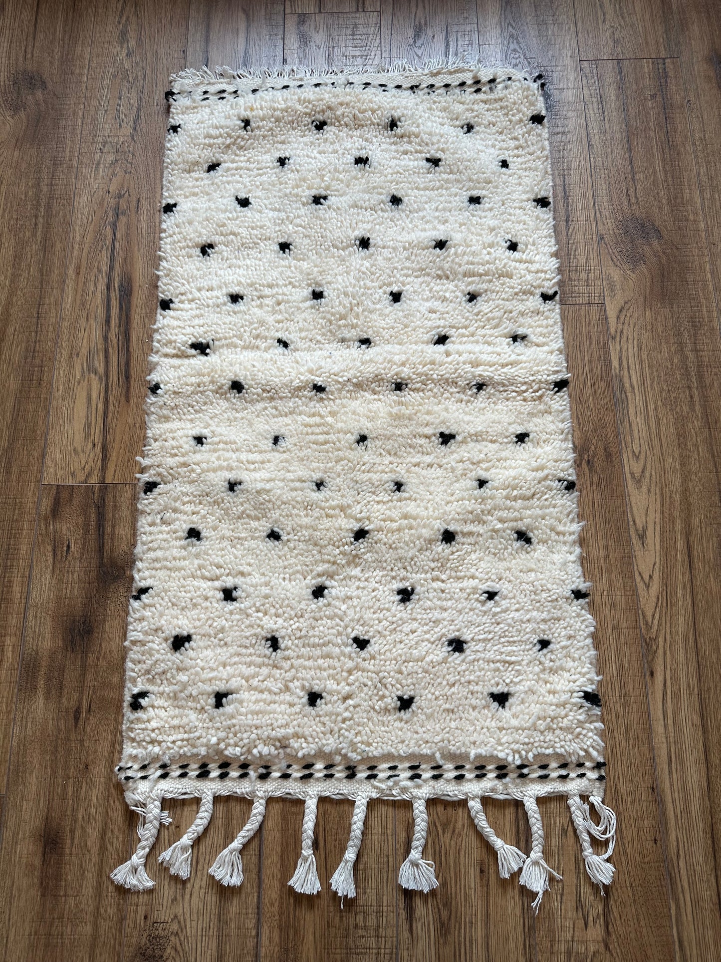 Tapis Beni Ourain Berbère en Laine Naturelle – Petit Modèle à Pois Noirs (108 x 59 cm)