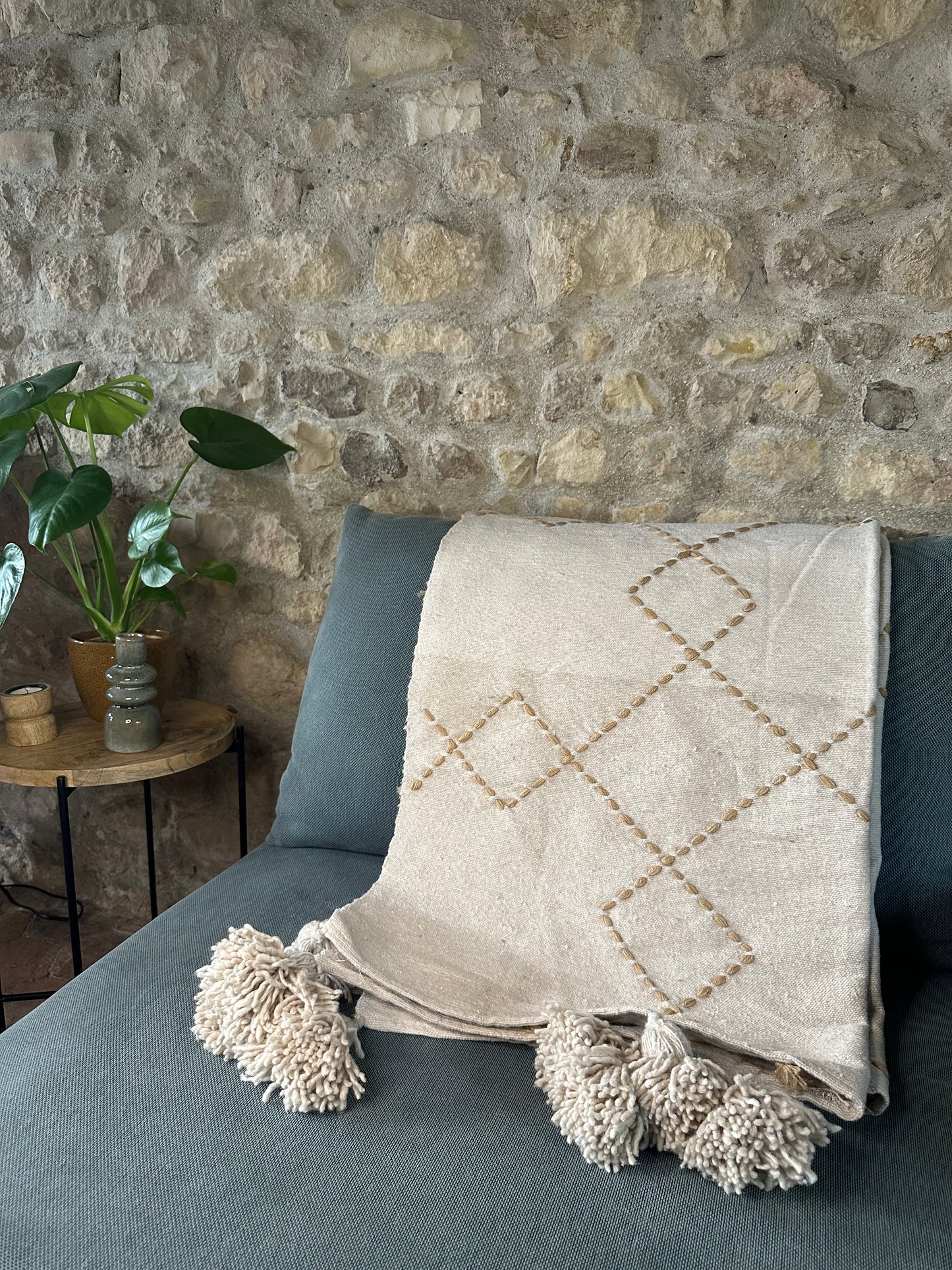Plaid berbère écru à losanges entrecroisés et pompons tissé à la main 100% coton