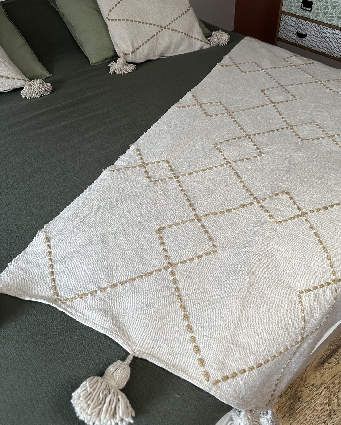 Plaid berbère écru à losanges entrecroisés et pompons tissé à la main 100% coton