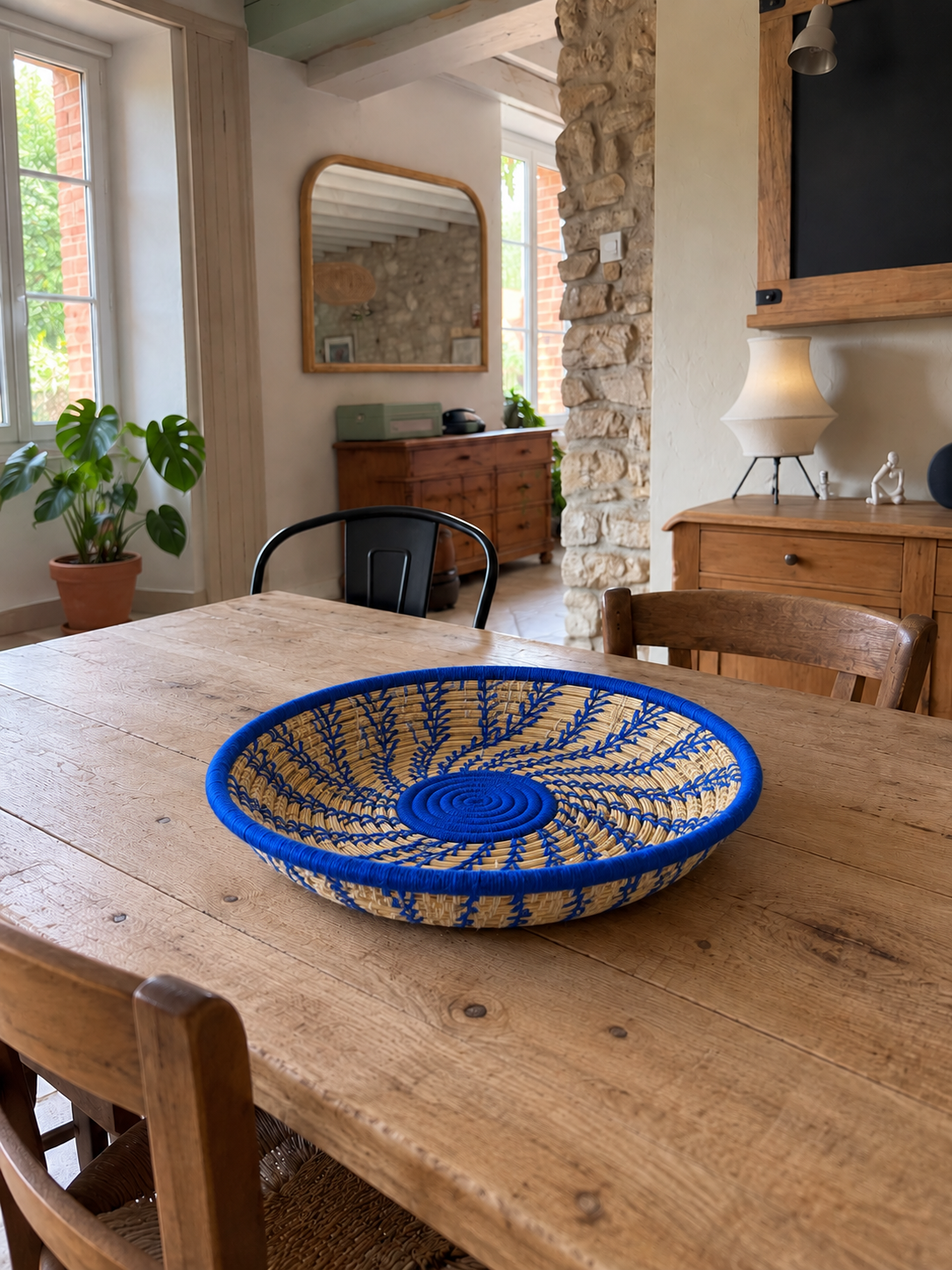 Plateau berbère bleu Majorelle vide en centre de table en bois