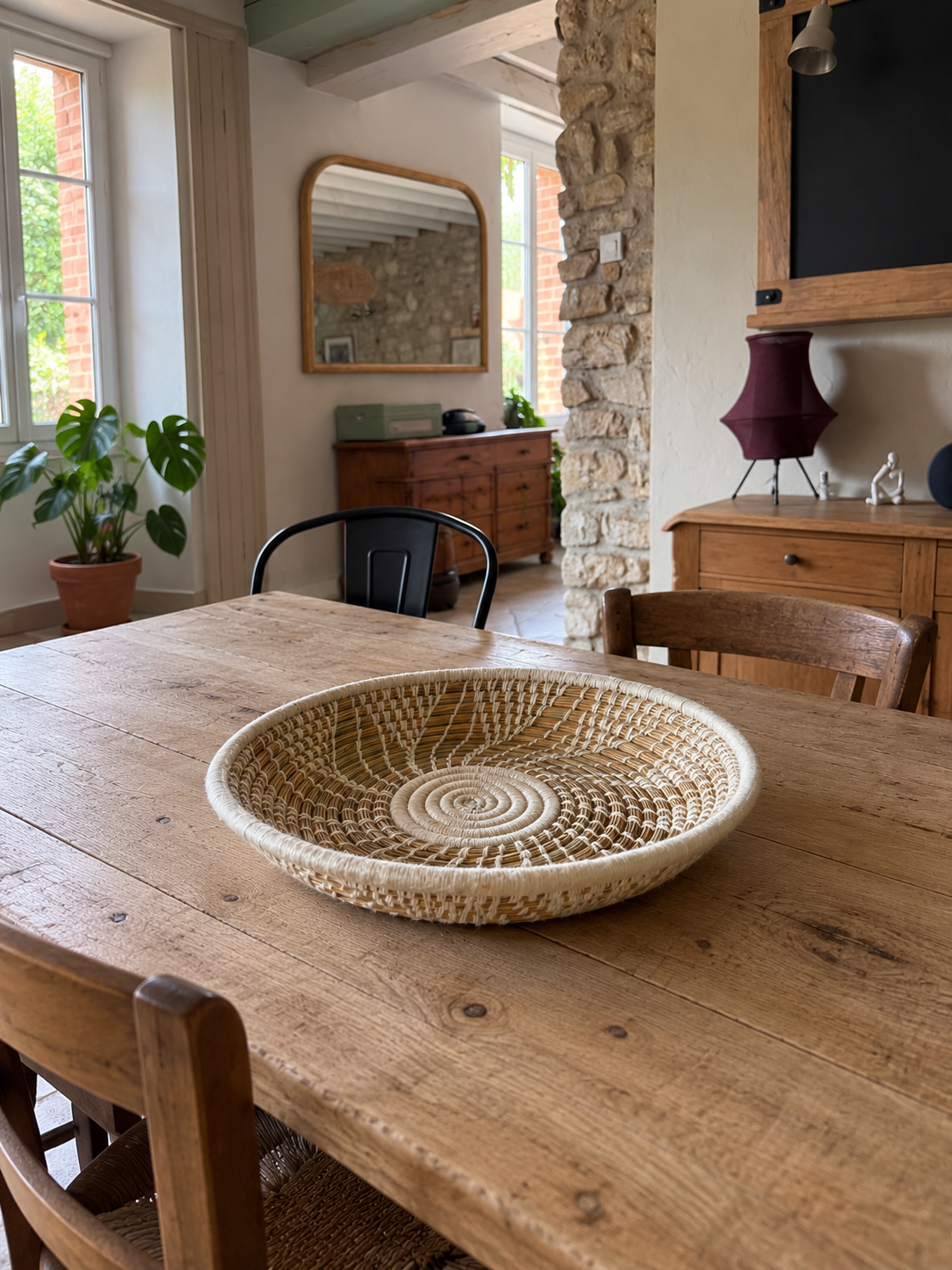 Plateau berbère naturel écru vide en centre de table dans un intérieur chaleureux