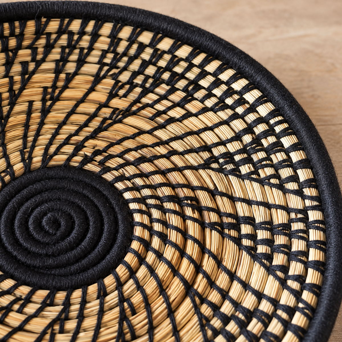 Plateau berbère tressé en jonc et laine noire, motif spirale