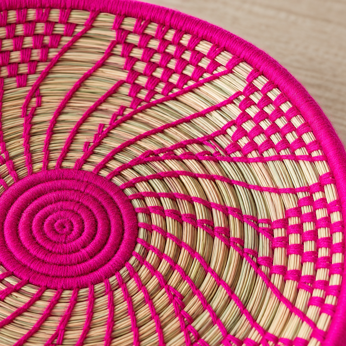 Plateau berbère tressé en jonc et laine rose fuchsia, motif spirale