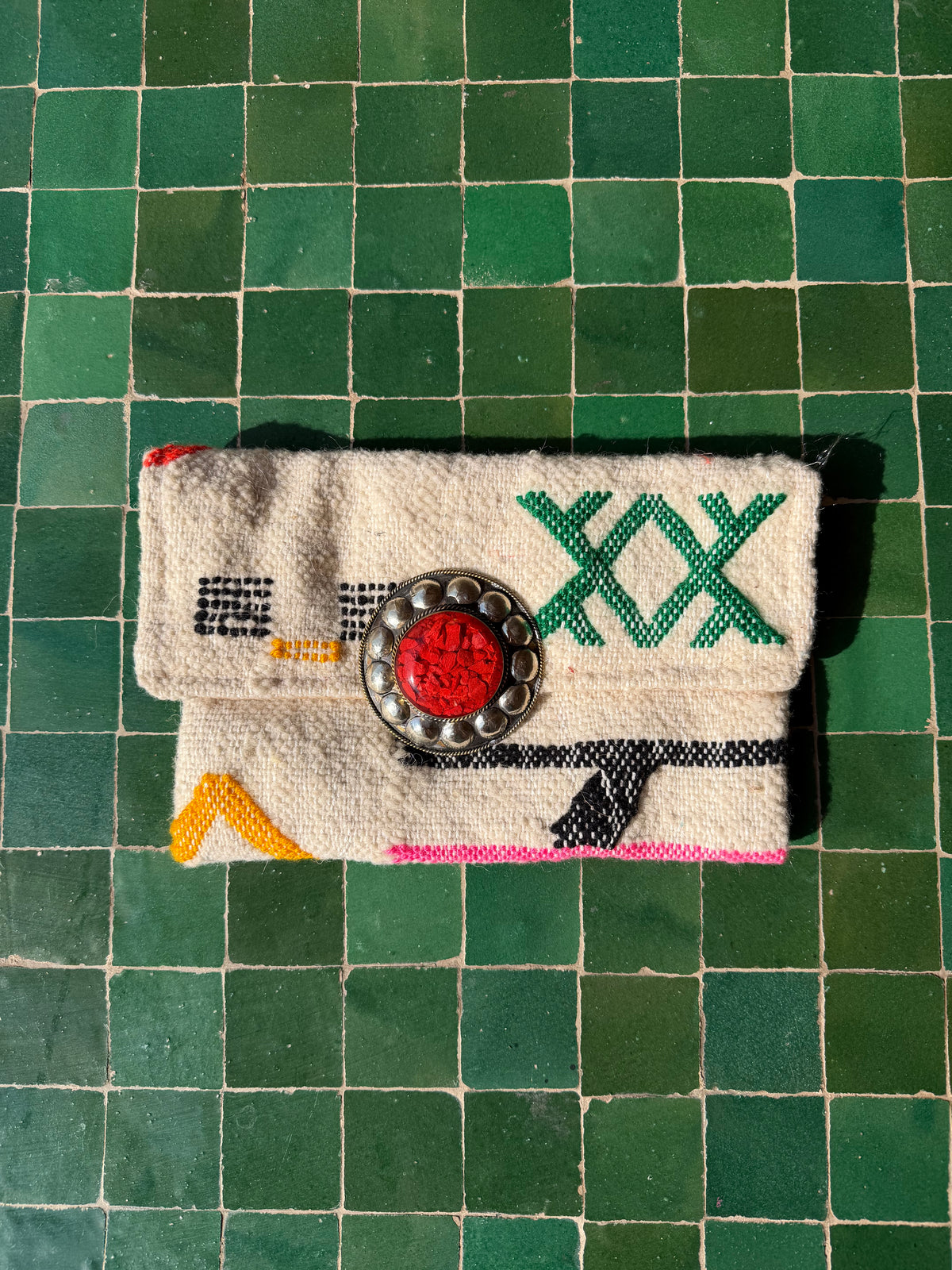 Pochette berbère écrue tissée main avec motif géométrique vert et médaillon rouge