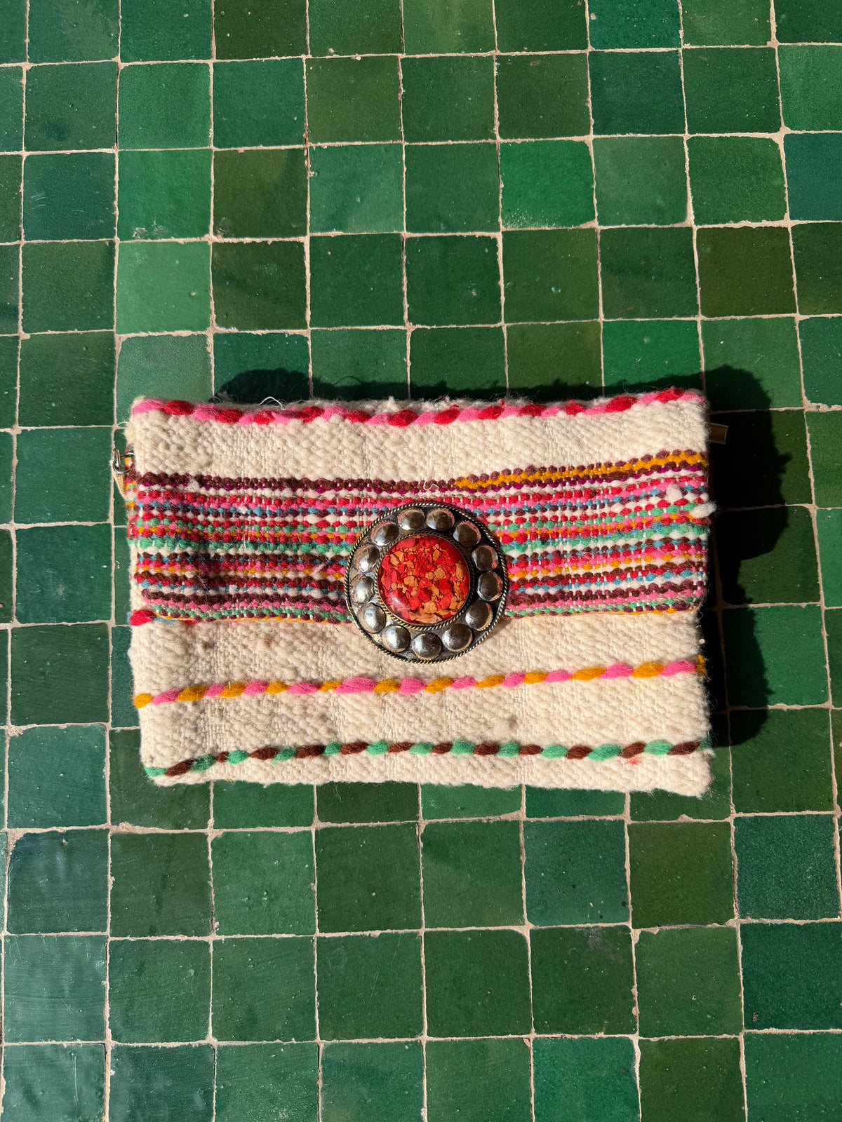 Pochette berbère écrue tissée main à rayures multicolores et médaillon rouge orangé