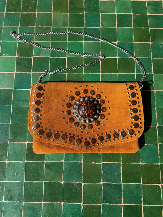 Pochette en daim véritable camel avec rabat clouté, médaillon central et bandoulière chaîne argentée