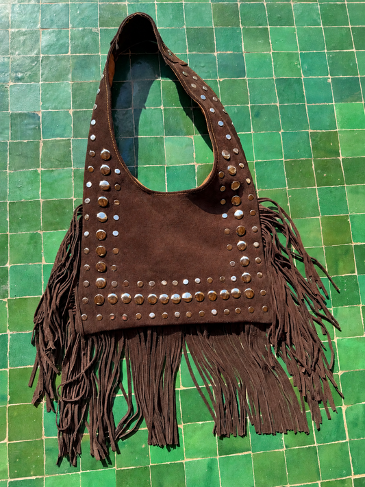 Sac en daim chocolat à longues franges et clous argentés, vue de face