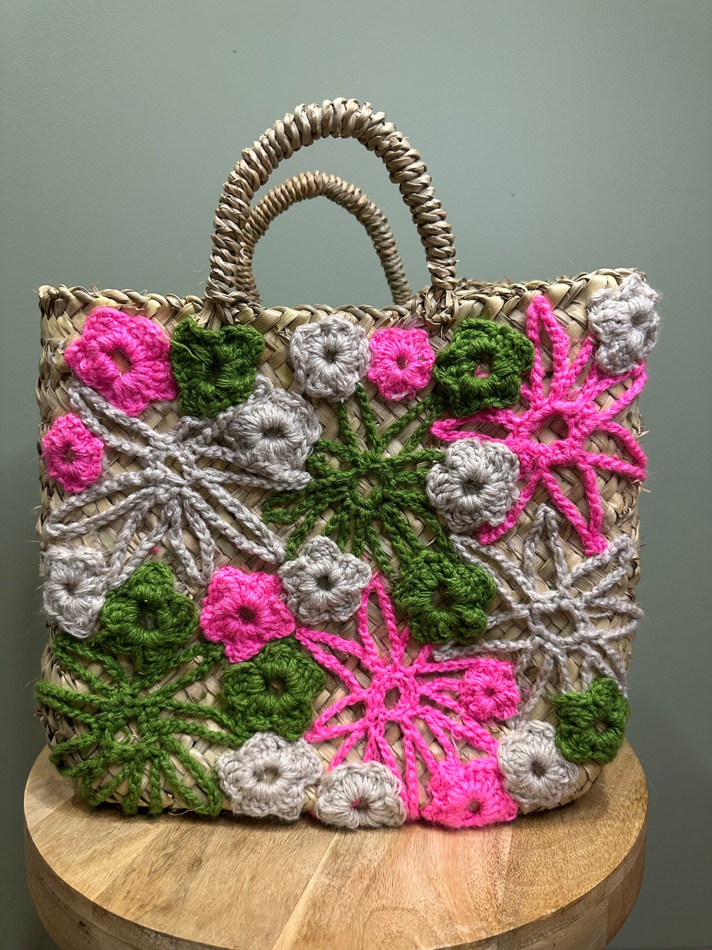 Panier artisanal en feuille de palmier brodé – Sac à main bohème chic – Fait main