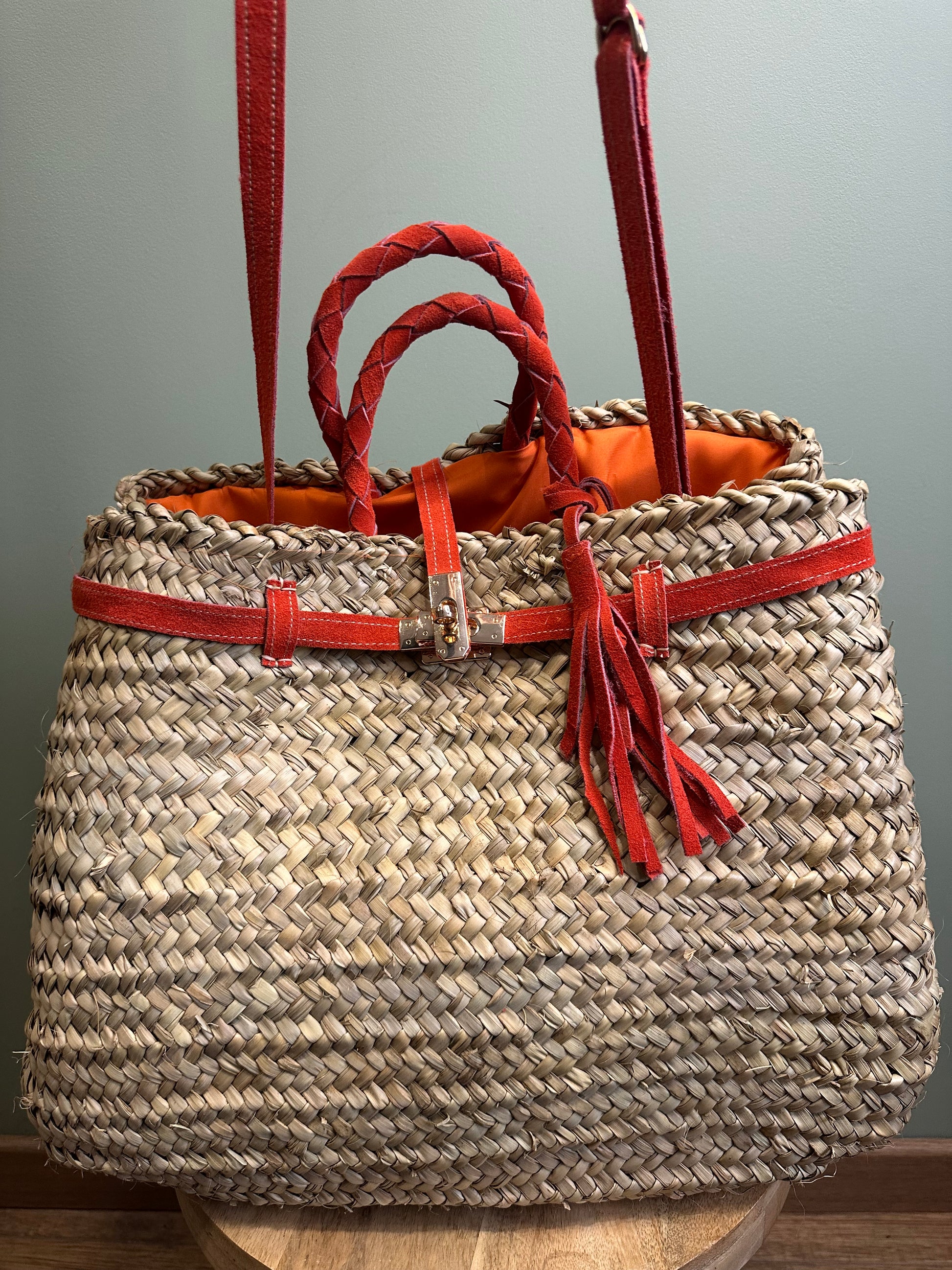 Sac panier artisanal en fibres naturelles orange fait main à Marrakech avec poignée et bandoulière