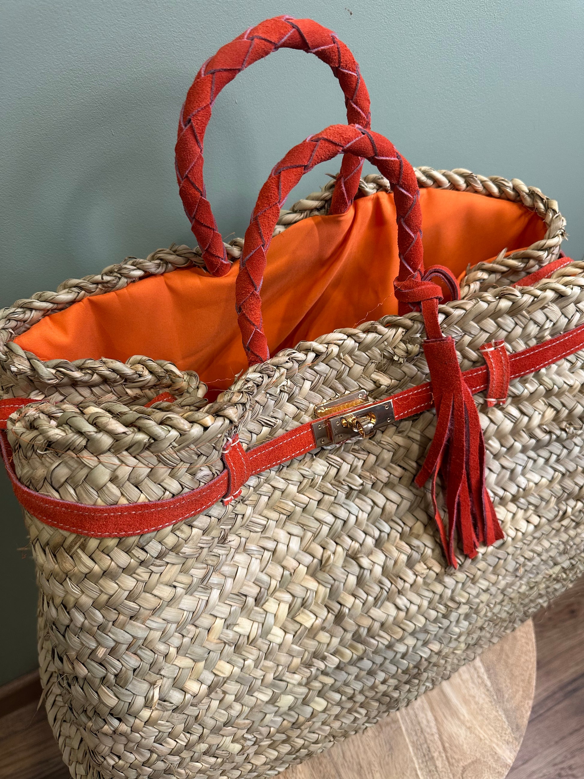 Sac panier artisanal fait main à Marrakech en fibres naturelles orange avec doublure tissu