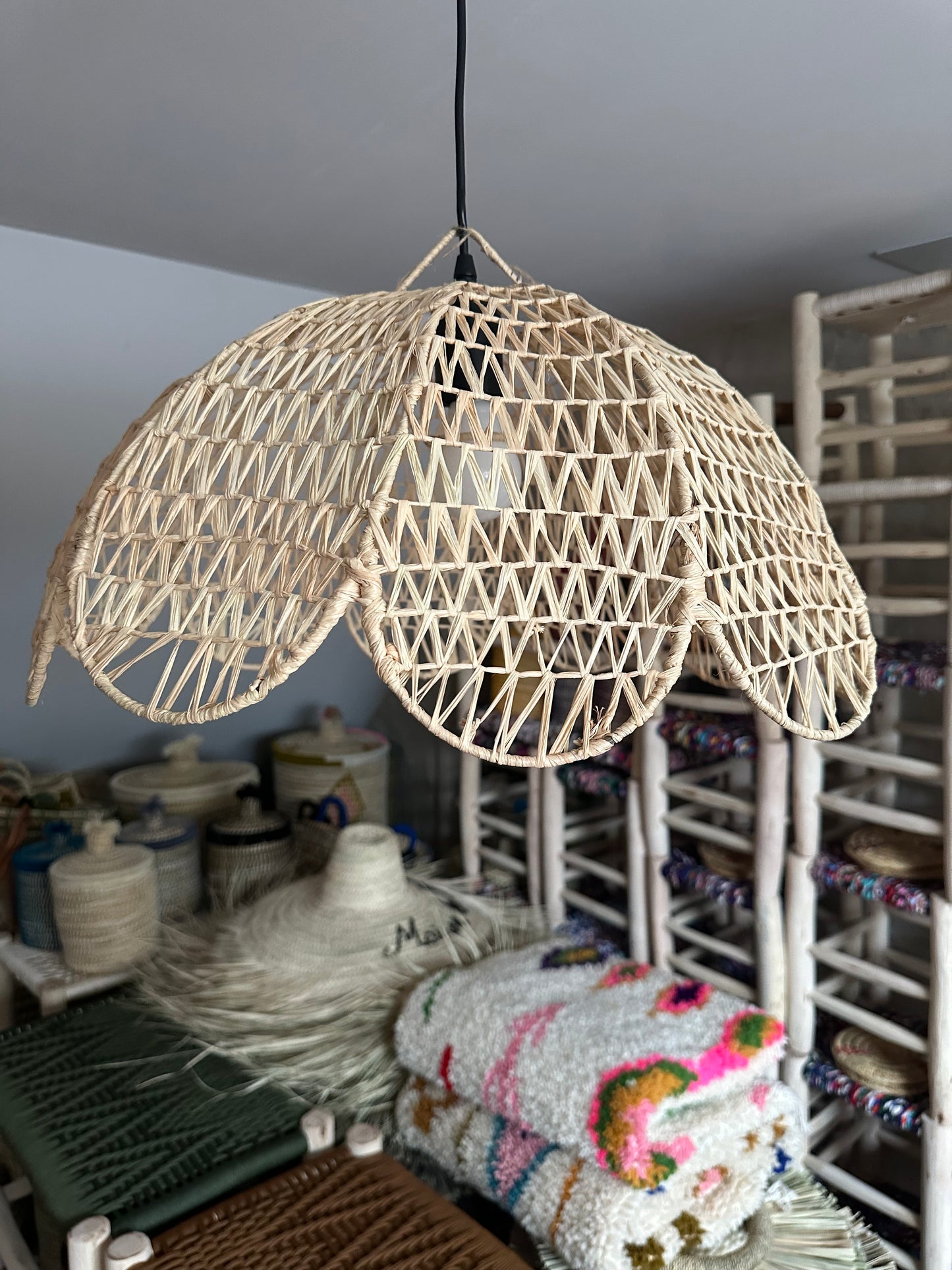 Suspension artisanale en fibres naturelles faite main à Marrakech