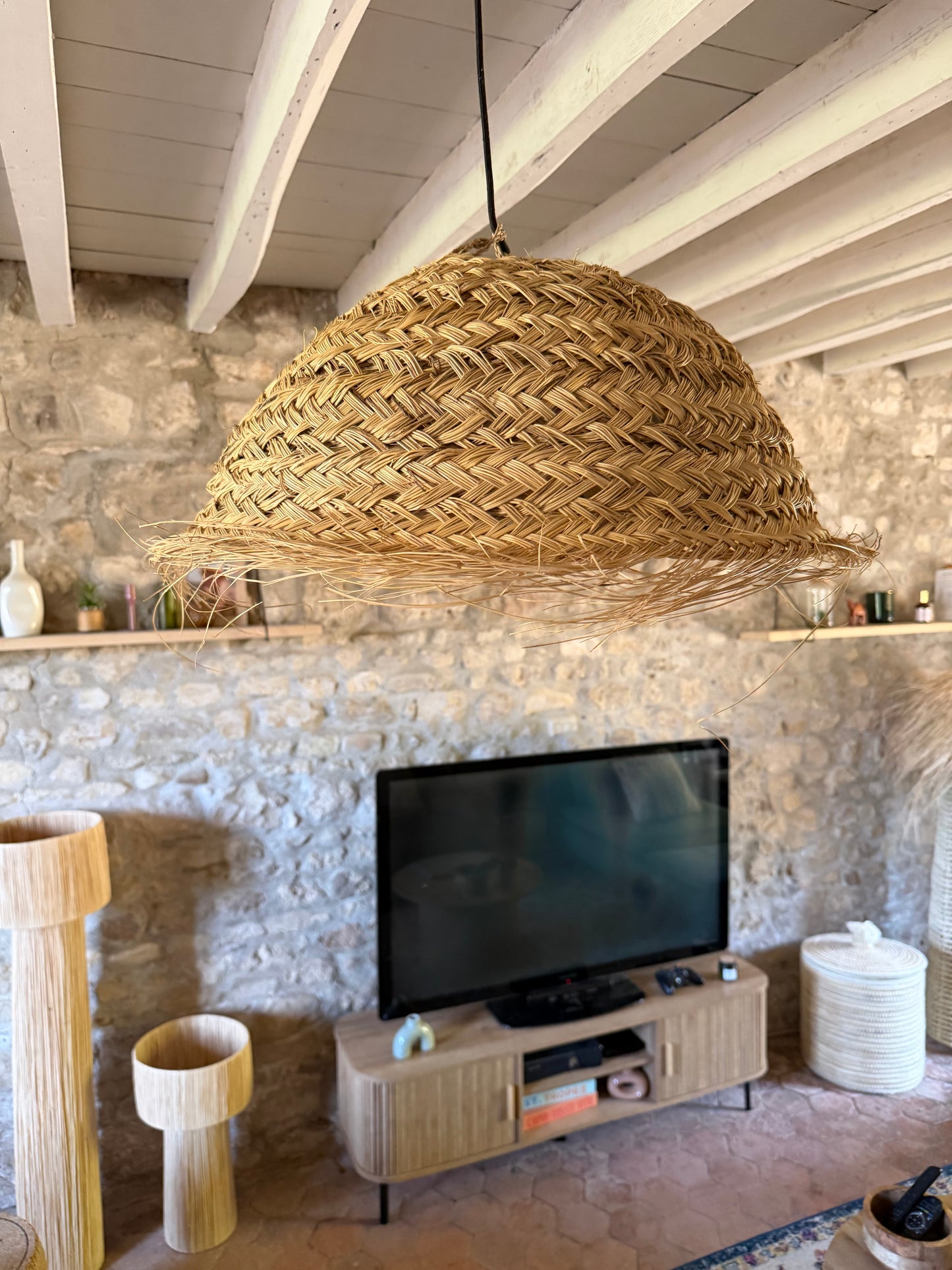 Suspension coupole en fibres naturelles tressées dans un salon bohème