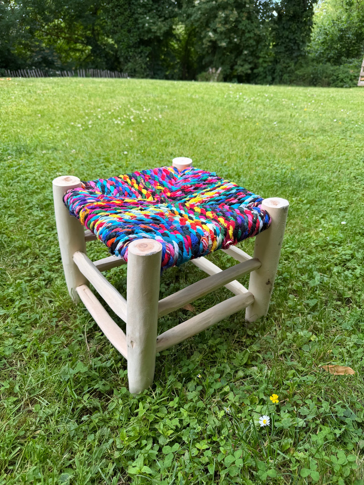 Tabouret Boucherouite en Bois et Tissu Recyclé – Pièce Unique