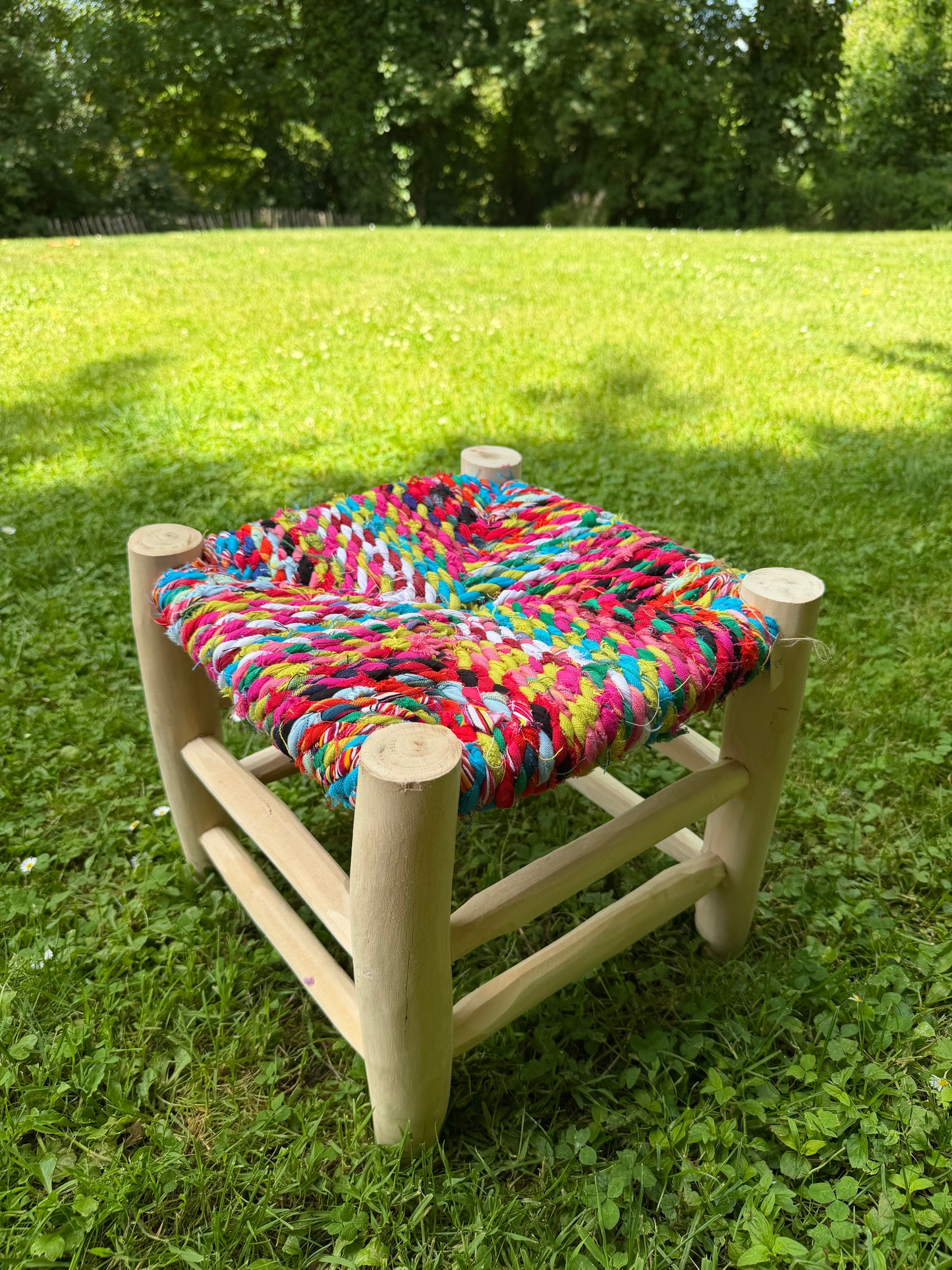 Tabouret Boucherouite en Bois et Tissu Recyclé – Pièce Unique