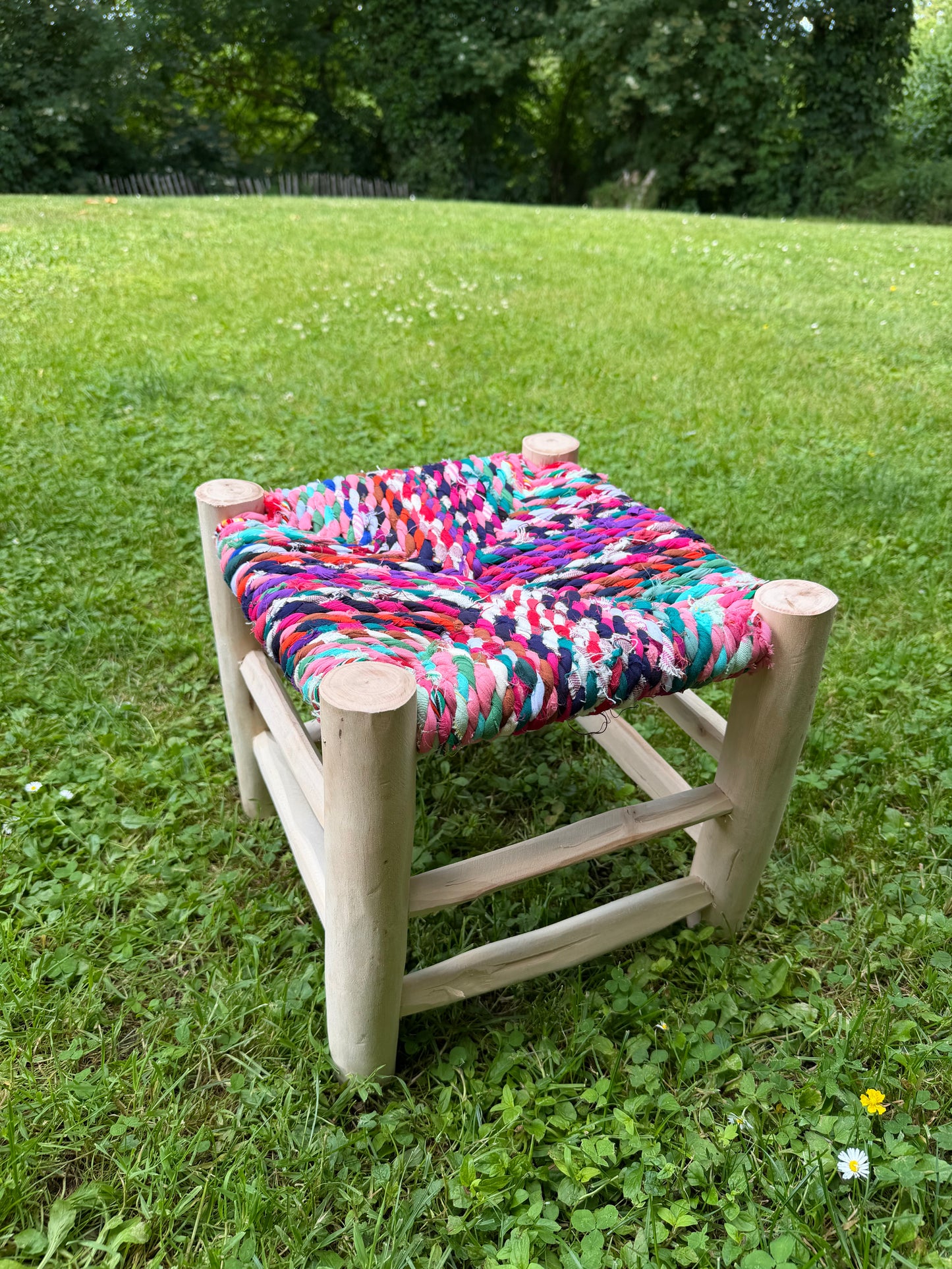 Tabouret Boucherouite en Bois et Tissu Recyclé – Pièce Unique