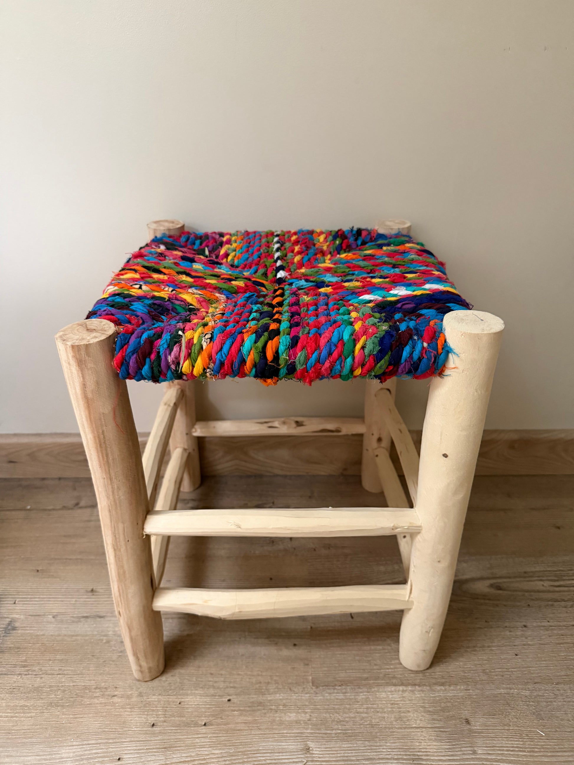 Tabouret Boucherouite artisanal multicolore en bois d’eucalyptus fabriqué au Maroc