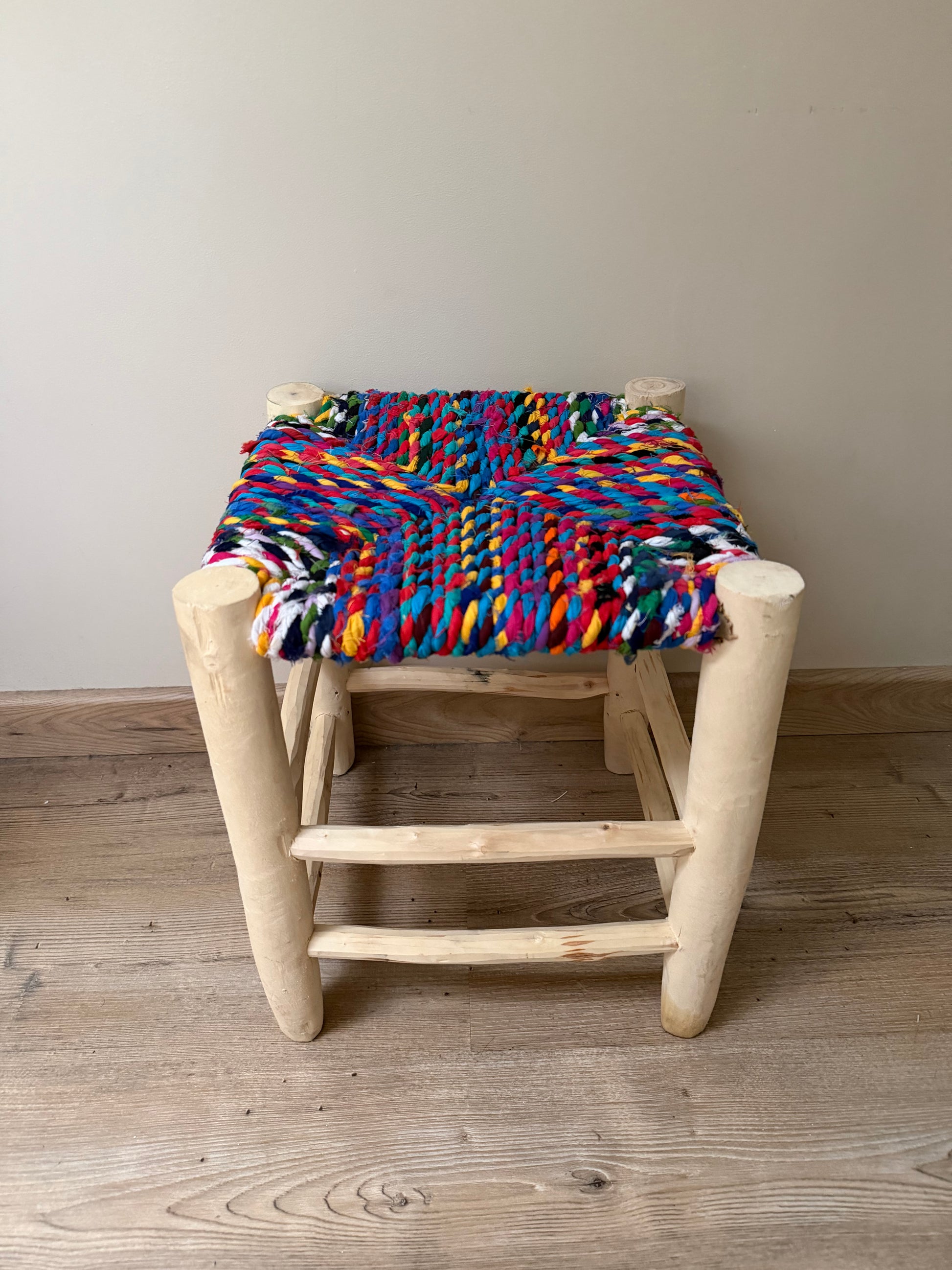 Tabouret Boucherouite aux couleurs vives avec assise tressée et structure en bois naturel