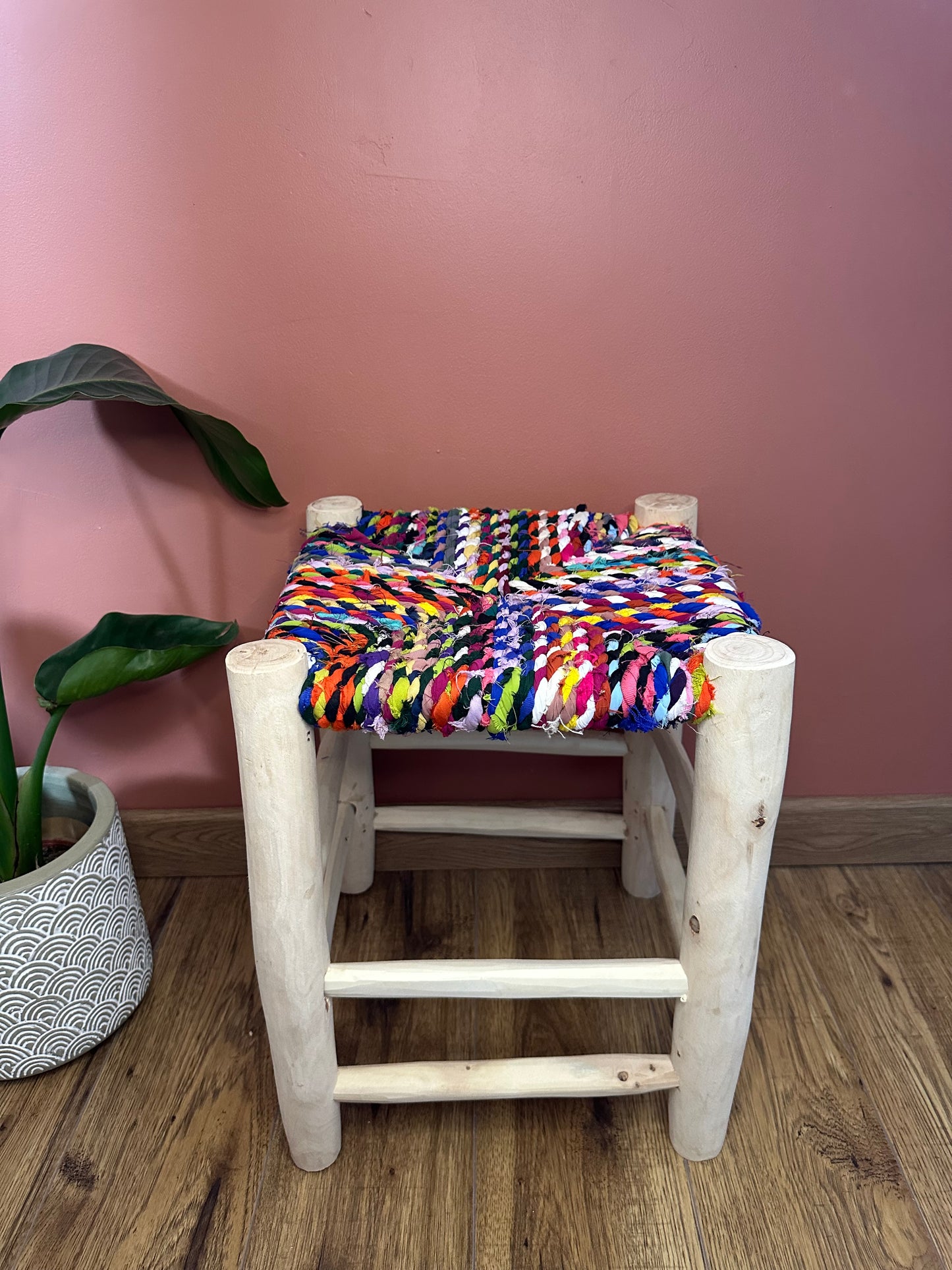 Tabouret Haut Boucherouite en Bois et Tissu Recyclé – Pièce Unique (40 cm)