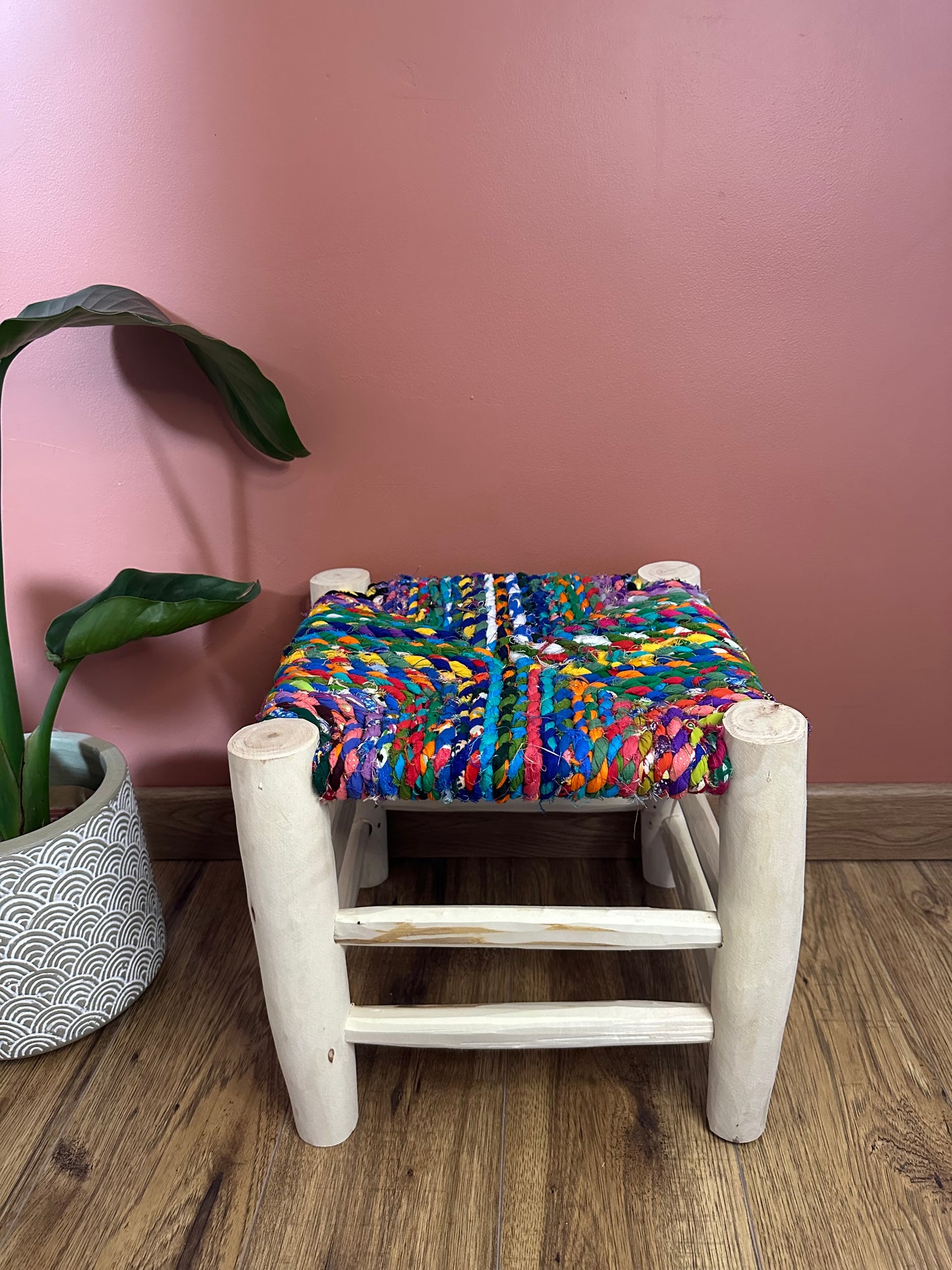 Tabouret Boucherouite en Bois et Tissu Recyclé – Pièce Unique