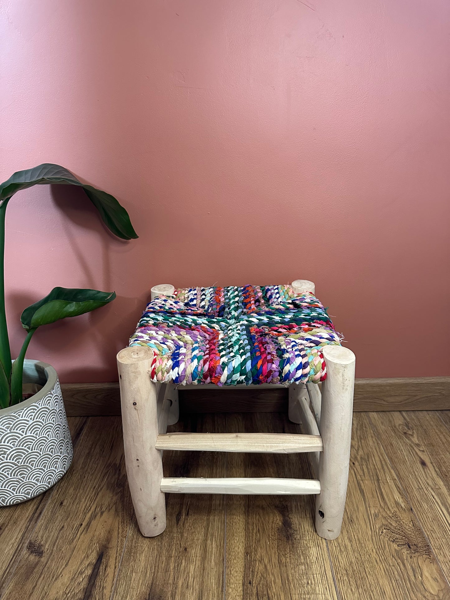 Tabouret Boucherouite en Bois et Tissu Recyclé – Pièce Unique