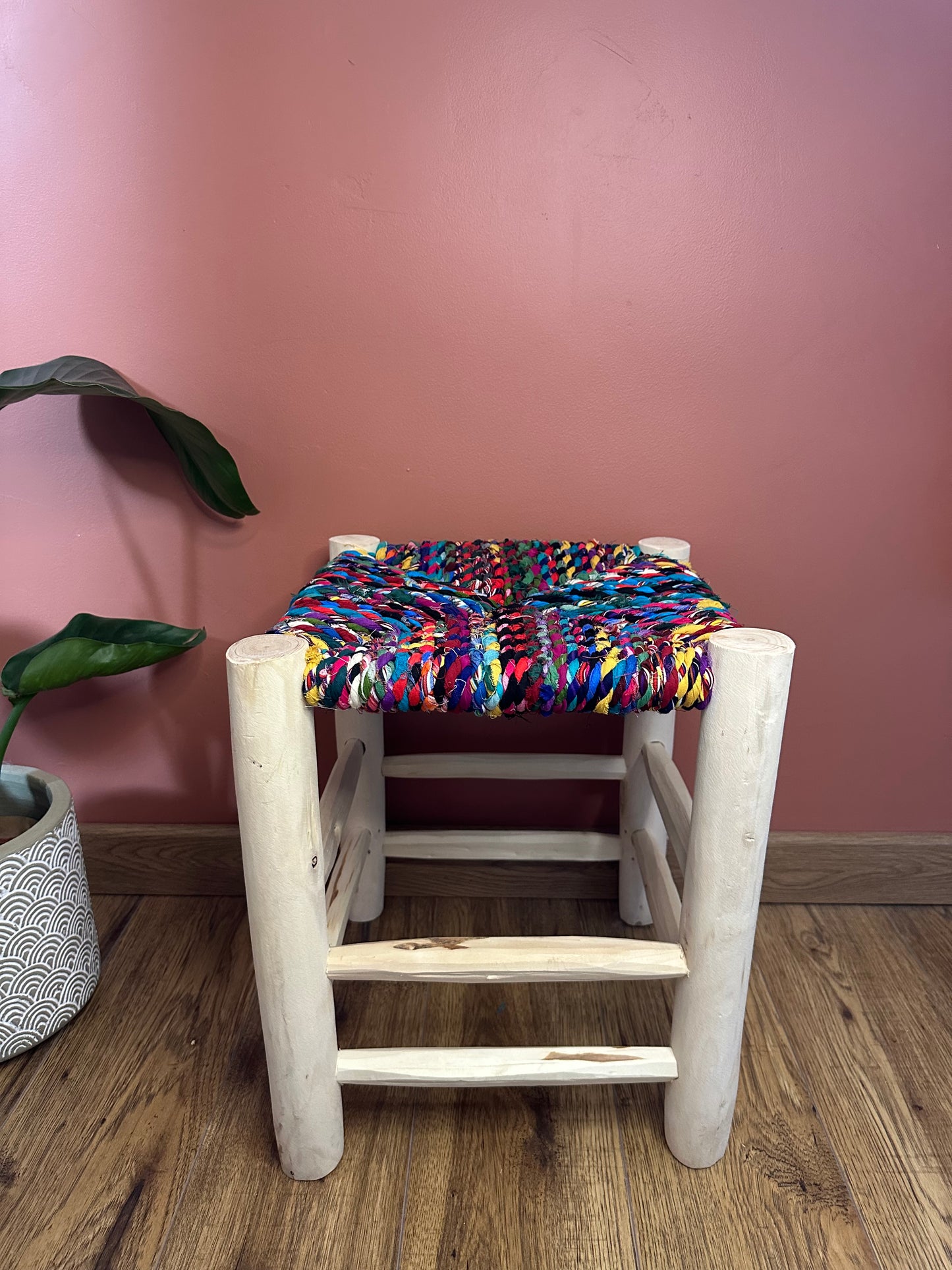 Tabouret Haut Boucherouite en Bois et Tissu Recyclé – Pièce Unique (40 cm)