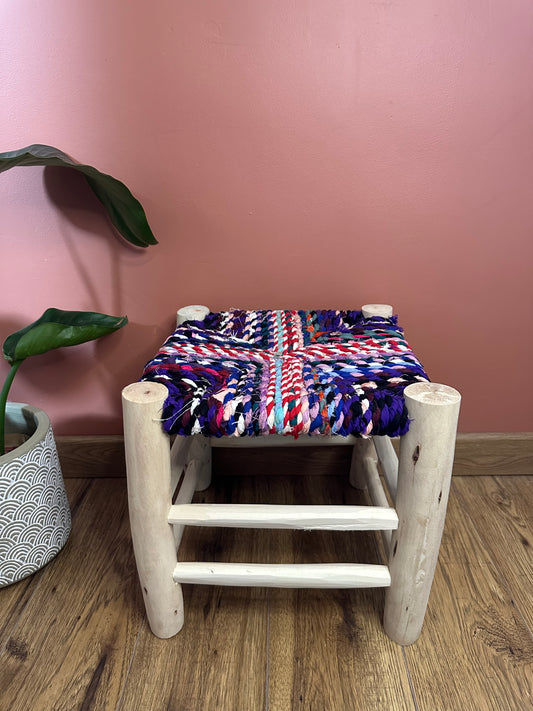 Tabouret Boucherouite en Bois et Tissu Recyclé – Pièce Unique