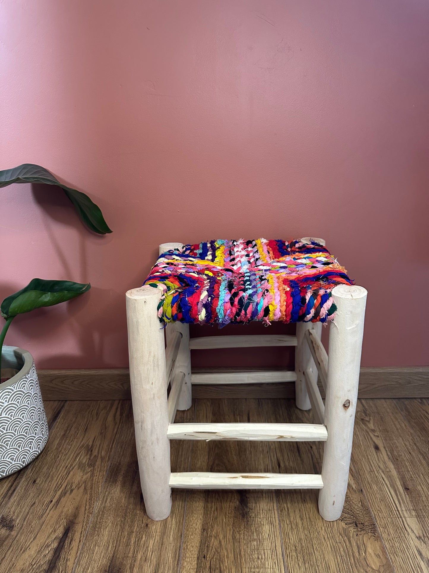 Tabouret Haut Boucherouite en Bois et Tissu Recyclé – Pièce Unique (40 cm)