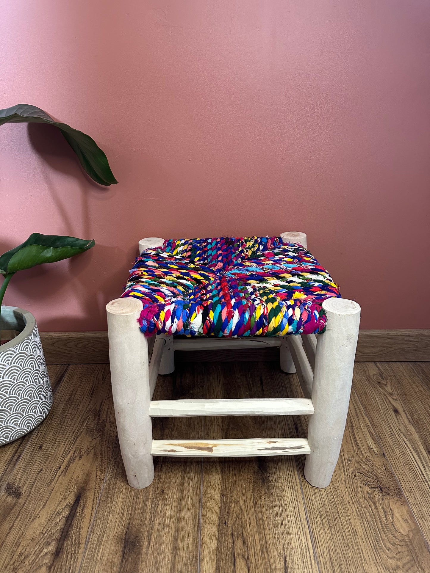 Tabouret Boucherouite en Bois et Tissu Recyclé – Pièce Unique