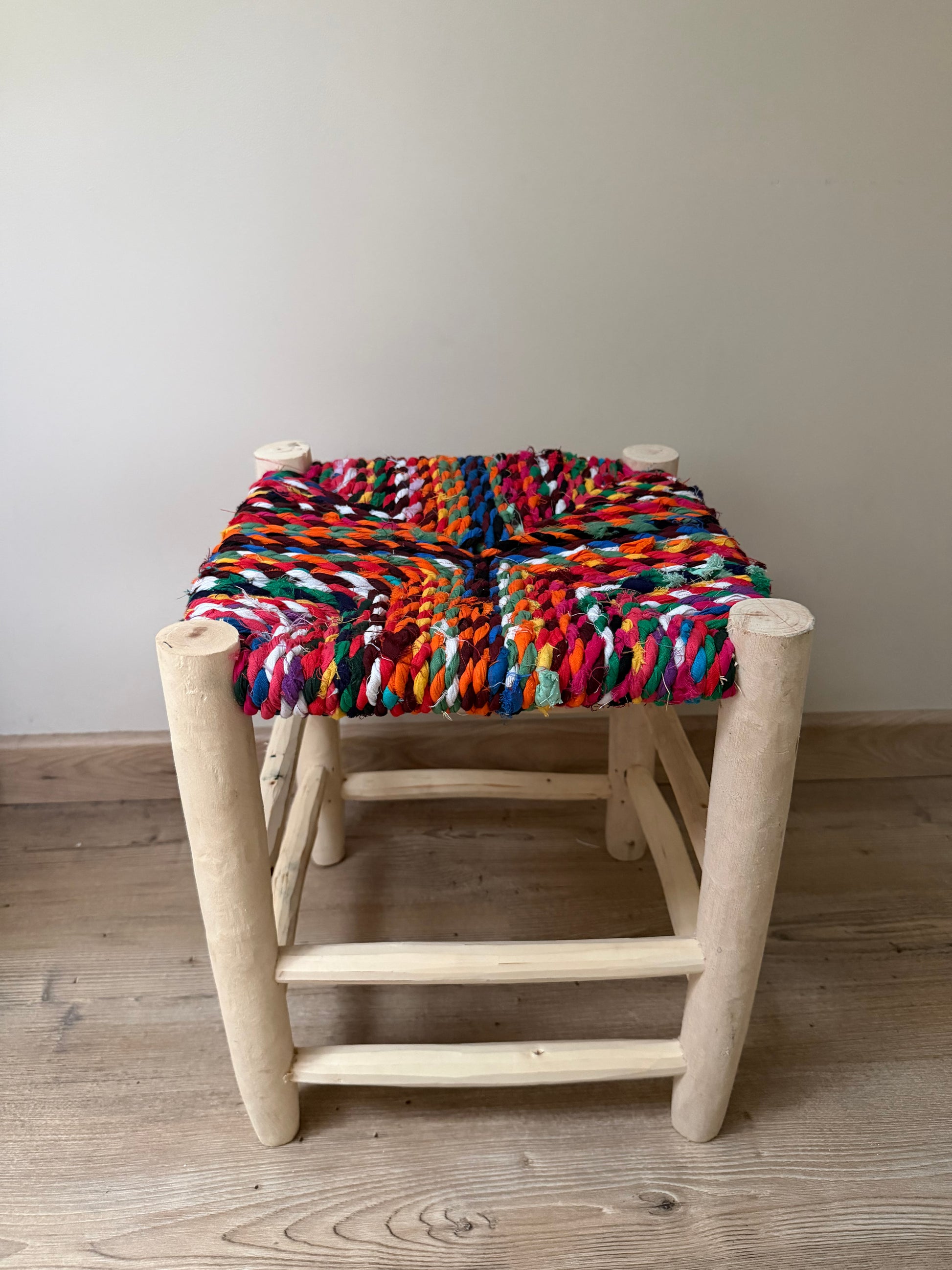Tabouret marocain Boucherouite coloré avec assise textile tressée et pieds en bois