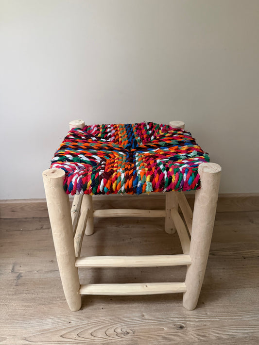 Tabouret marocain Boucherouite coloré avec assise textile tressée et pieds en bois