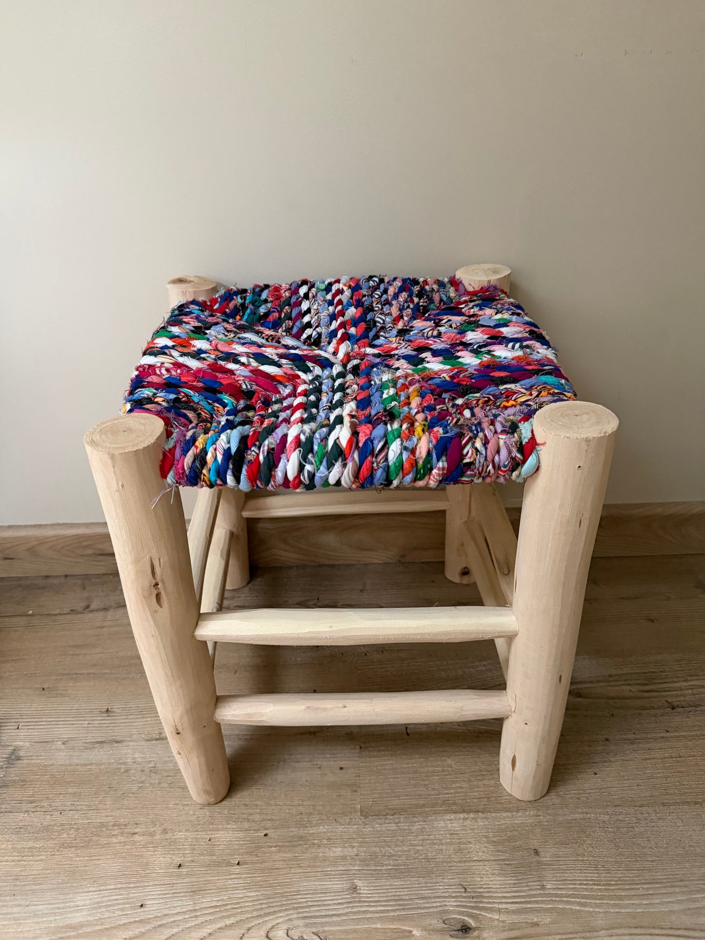 Tabouret marocain artisanal avec assise en textiles recyclés et structure en bois
