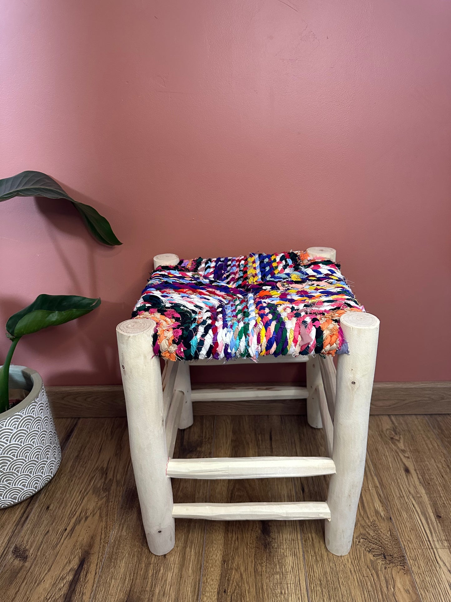 Tabouret Haut Boucherouite en Bois et Tissu Recyclé – Pièce Unique (40 cm)