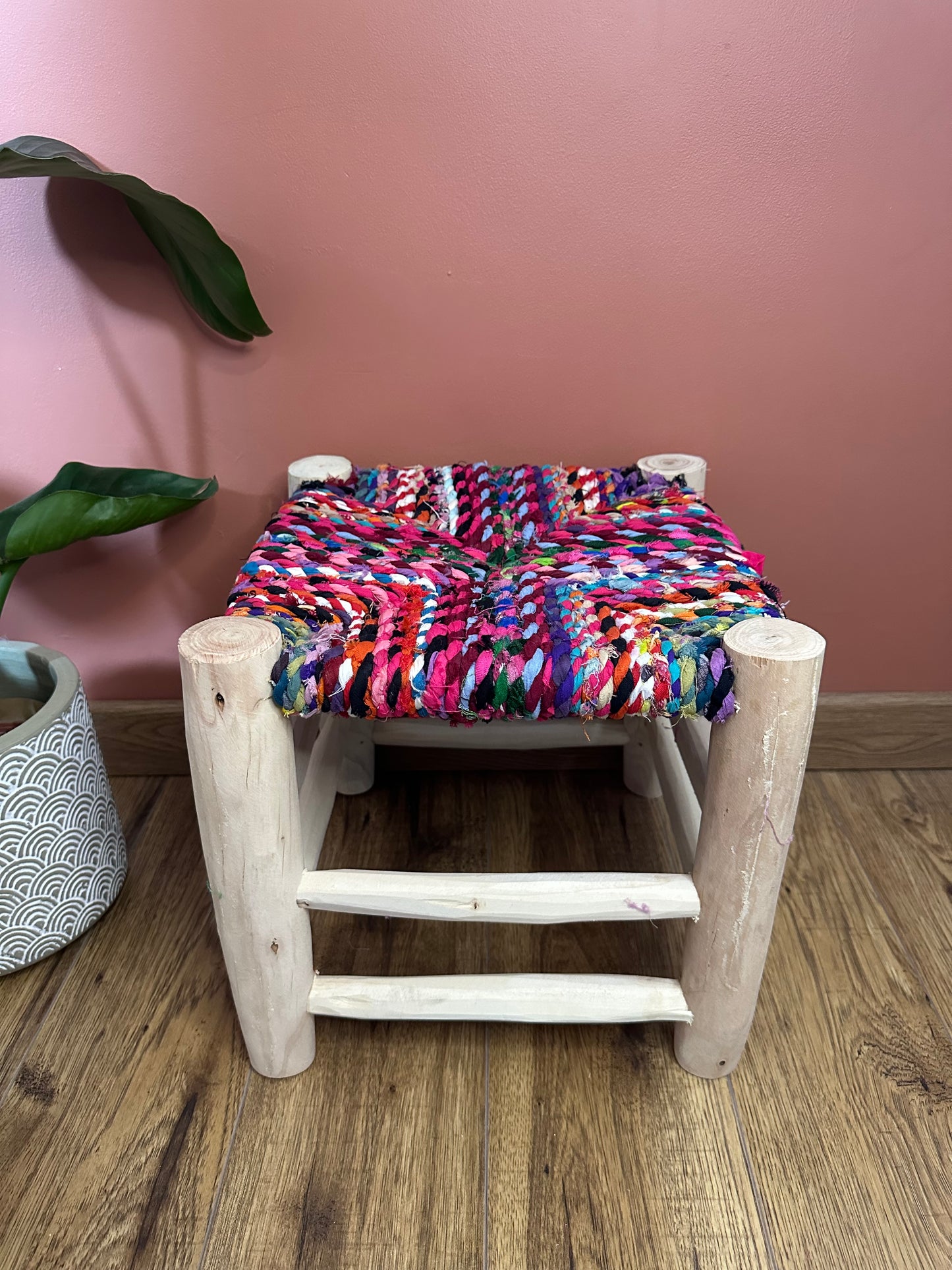 Tabouret Boucherouite en Bois et Tissu Recyclé – Pièce Unique