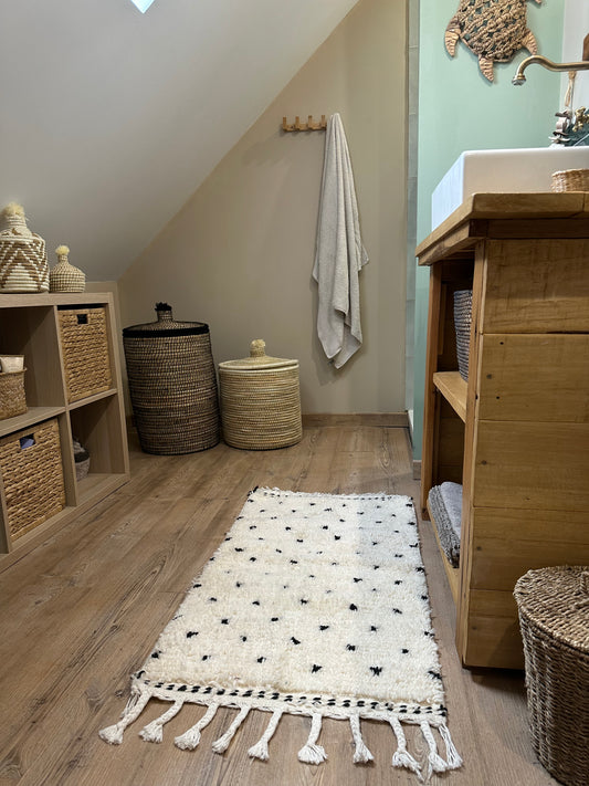 Tapis Beni Ourain Berbère en Laine Naturelle – Petit Modèle à Pois Noirs (108 x 59 cm)