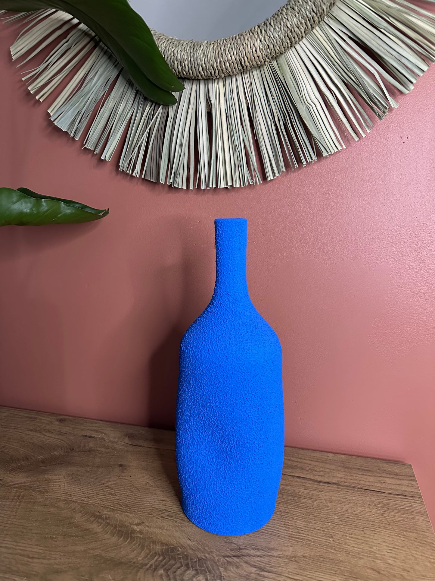 Vase bleu Essaouira en terre cuite forme organique et finition sableuse